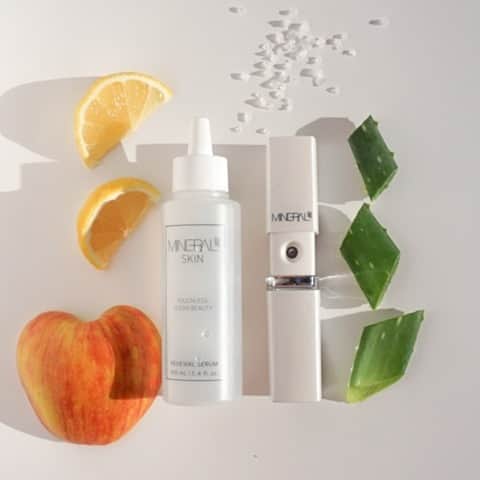 Mineral Airさんのインスタグラム写真 - (Mineral AirInstagram)「Got maskne? Mist on Mineral Air Skin's Renewal Serum to cool down your skin after taking your mask off. Plus it's formulated with skin-loving ingredients that give a healthy, luminous, glowing complexion.⁠ ⁠ 🍎 Apple Stem Cell - supports natural tissue repair for firmer-looking skin.⁠ 🌱 Aloe Vera Leaf Extract - provides intense moisture to the skin.⁠ 🍋 Vitamin C - provides enhanced brightening benefits.⁠ 🧂 Sea Salt - balances oil production while maintaining moisture and more! ⁠」12月10日 1時02分 - mineral_air