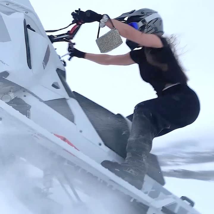 アレキサンダー・ワンのインスタグラム：「Peacing out of 2020 like. -   📹 @shadrinsky 🚀 @lisabjrnstrm」