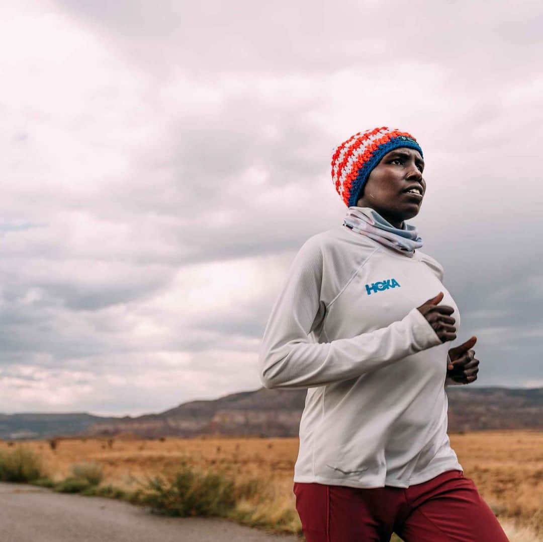 ホカオネオネのインスタグラム：「“Coming back from the Trials, I actually realized that I was [one of] the first Black American women to go to the games in the marathon. Having people message me and telling me how excited and inspired they were to finally see a Black woman represent them, I just realized the importance of representation. And now that I'm carrying a little girl, it's become personal, you know. Like I want my daughter to see people like herself.”  - @aliphine  It’s time to pick up your crown.   It’s Time to Fly. #TimeToFly」