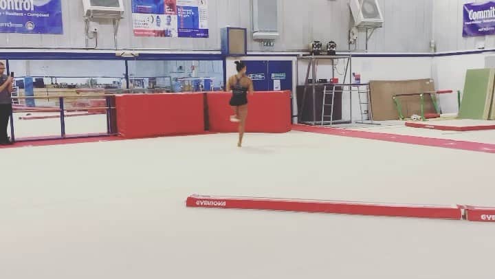 レベッカ・ダウニーのインスタグラム：「Constantly working on details & refining skills daily. Made some great progress this week so far 💪🏽」