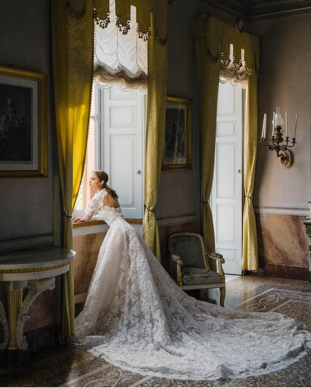 Monique Lhuillierさんのインスタグラム写真 - (Monique LhuillierInstagram)「Ethereal Beauty 🤍🤍 #moniquelhuillier #mlbride #weddingwednesday」12月10日 1時05分 - moniquelhuillier