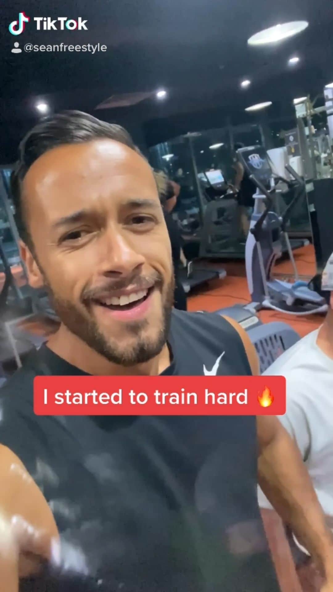 ショーン・ガルニエのインスタグラム：「He killed me but I got him !! 🔥🔥😂  🏋️‍♂️ @kevin_carre_coach 💪  Don’t forget to follow me on Tiktok  We are almost 3.5M 😱🙏 ➡️@seanfreestyle  #training #coach #revenche #sport #skills #musculation #freestyle #streetsoccer #personaltrainer #urbanball」