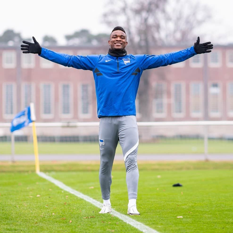 ジョン・コルドバのインスタグラム：「Feliz de volver a pisar el césped.  #solounpasitomás @herthabsc 💪🏾⚽️」
