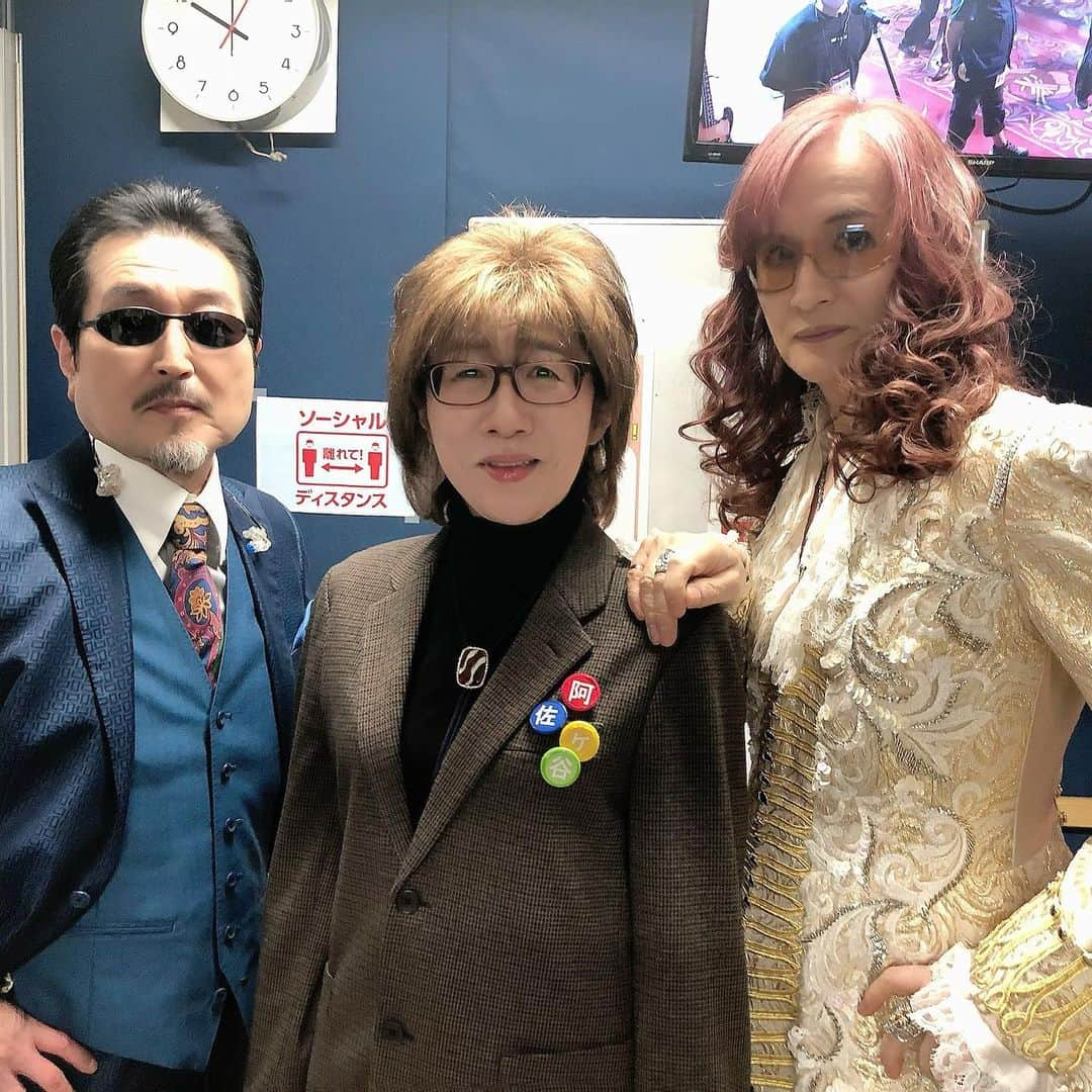 坂崎幸之助さんのインスタグラム写真 - (坂崎幸之助Instagram)「今日はFNS歌謡祭でした😉 同時刻にフォーク村もあったので、じゃあ僕の代わりに阿佐ヶ谷姉妹が……、って訳ではありませんよぉ🤪🤪  FNSで阿佐ヶ谷姉妹のお2人とは初共演😃 前々から僕の真似をして下さっていた江里子さん。美穂さんはイルカさんやこうせつさんの真似もされているのですが、細かすぎて誰にも伝わらないモノマネが好きだなぁ🤣 今日の「星空のディスタンス」の抗コロナバージョン、なかなか良かったですね🤩  そして本日！今年2枚目の新曲「joker-眠らない街」がリリースされました🤩 皆さん、一家に一枚、いや一部屋に一枚、ヨロシクです❣️❣️  #FNS歌謡祭 #フジテレビ #阿佐ヶ谷姉妹 #THEALFEE #星空のディスタンス #ソーシャルディスタンス #コラボ #新曲よろしく🤲」12月10日 1時19分 - kohnosukesakazaki