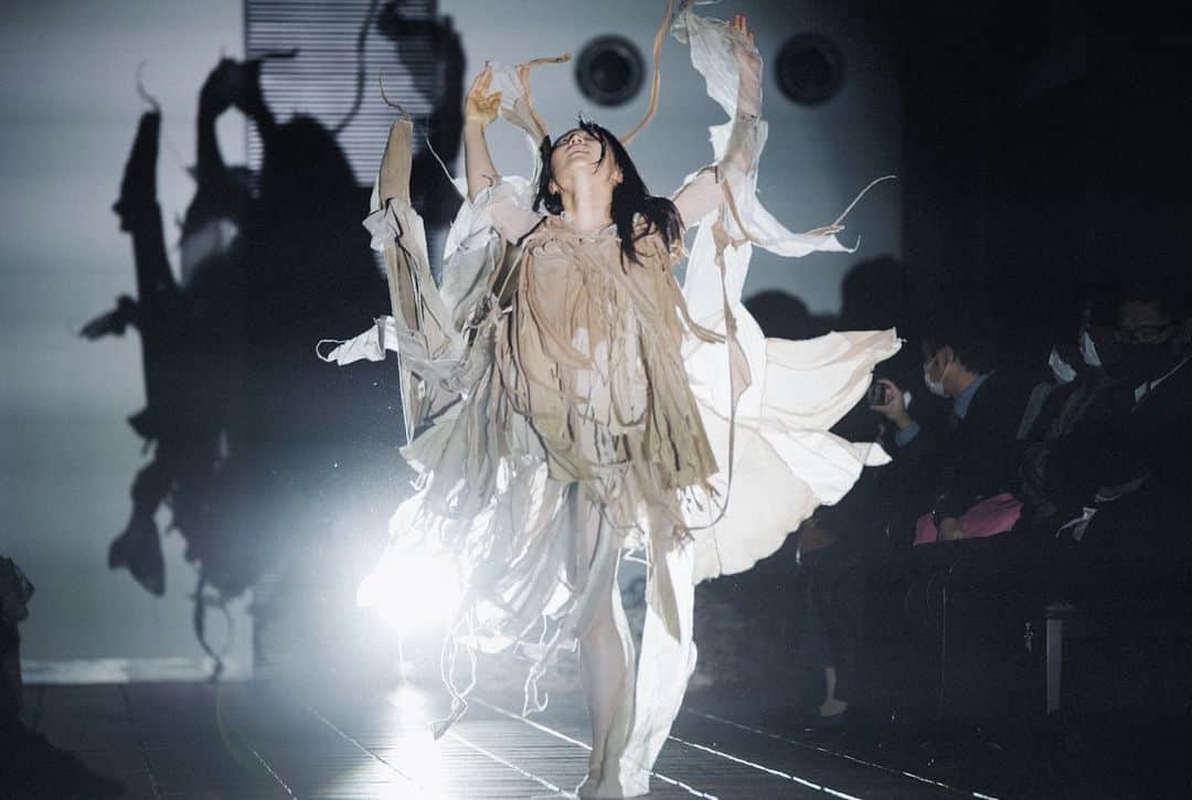 ARAKI SHIROさんのインスタグラム写真 - (ARAKI SHIROInstagram)「-ARAKI SHIRO SHOW archives- . . . performer @exg_nanae  . . . photo  @81enda  . . . costume by me . . . FADS  @f.a.d.s.2020 . . . #ARAKISHIRO#FUKUOKA#costume#costumedesign#couture#hautecouture#contemporaryart#fashionshow#福岡#衣装#コスチューム#アラキシロウ#福岡市美術館#FADS#福岡アジアデザイナーズショー」12月10日 1時19分 - arakishiro