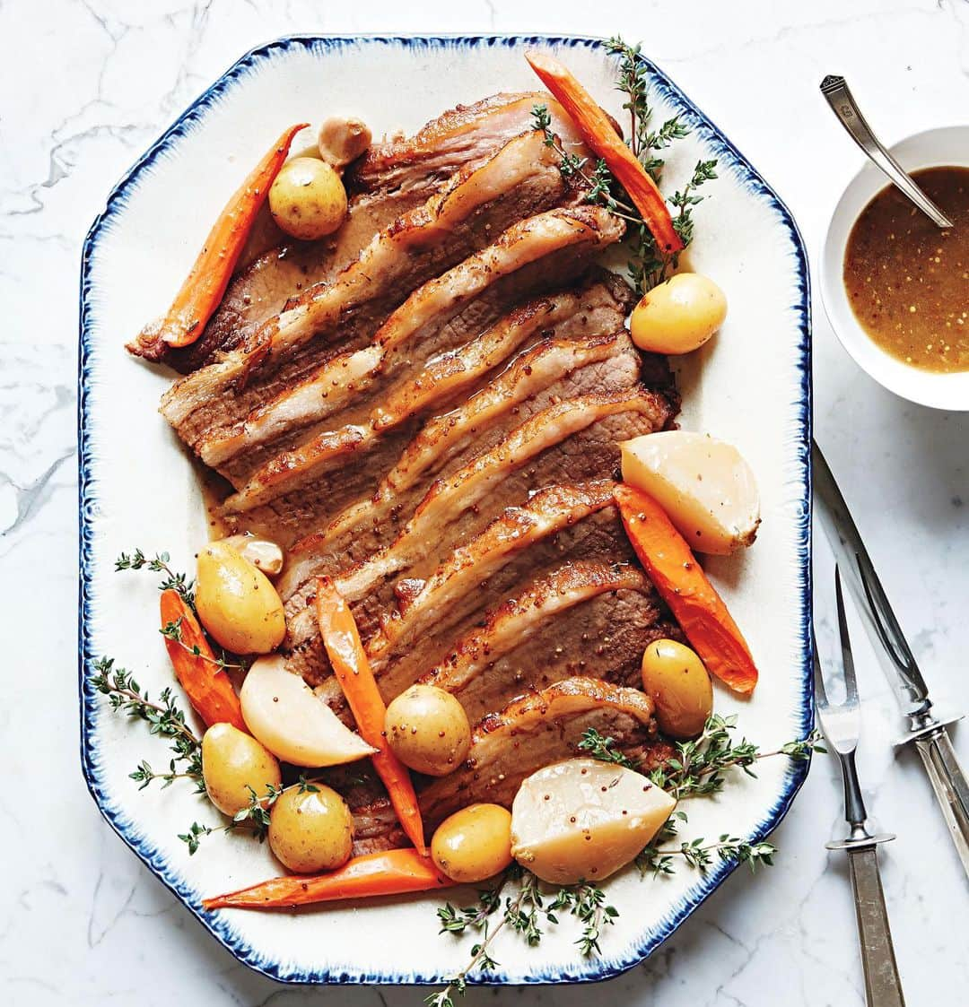 マーサ・スチュワートさんのインスタグラム写真 - (マーサ・スチュワートInstagram)「There's nothing like gathering around the table over beloved Hanukkah recipes. Our incredible, rich wine-braised brisket serves as a beautiful main dish, and is sure to be a family favorite. Plus, when brisket is braised, it becomes extraordinarily juicy and tender. Get the full recipe at the link in bio. 📷: @linda.xiao」12月10日 1時12分 - marthastewart