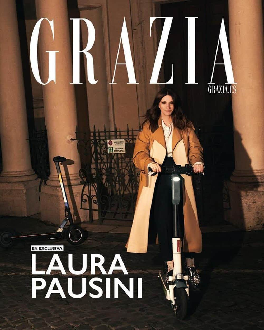 ラウラ・パウジーニさんのインスタグラム写真 - (ラウラ・パウジーニInstagram)「Yo de noche, dando una vuelta por Roma en patinete... esta es la portada digital de @grazia_es para España. No os perdáis las fotos y el artículo que me han dedicado ni ¡la entrevista doble con gran #SophiaLoren!  Io di notte, in giro per Roma su un monopattino… ecco la copertina digitale di @grazia_es per la Spagna. Non perdetevi le foto e l’articolo che mi hanno dedicato e l’intervista doppia con la grande #SophiaLoren!  At night, around Rome on a scooter… here is the digital cover of @grazia_es for the Spain. Don’t miss the pictures and the article about me and the double interview with the great #SophiaLoren!  Eu de noite, dando uma volta por Roma em patinete… aqui está a capa digital da @grazia_es para a Espanha. Não percam as fotos e o artigo que me dedicaram e a dupla entrevista com a grande #SophiaLoren!  Moi de nuit, en trottinette dans les rues de Rome... voici la couverture numérique de @grazia_es pour l'Espagne. Ne manquez pas les photos et l'article qu'ils m'ont consacré ainsi que la double interview avec l'immense #SophiaLoren !  #Grazia #Magazine #Rome」12月10日 1時16分 - laurapausini