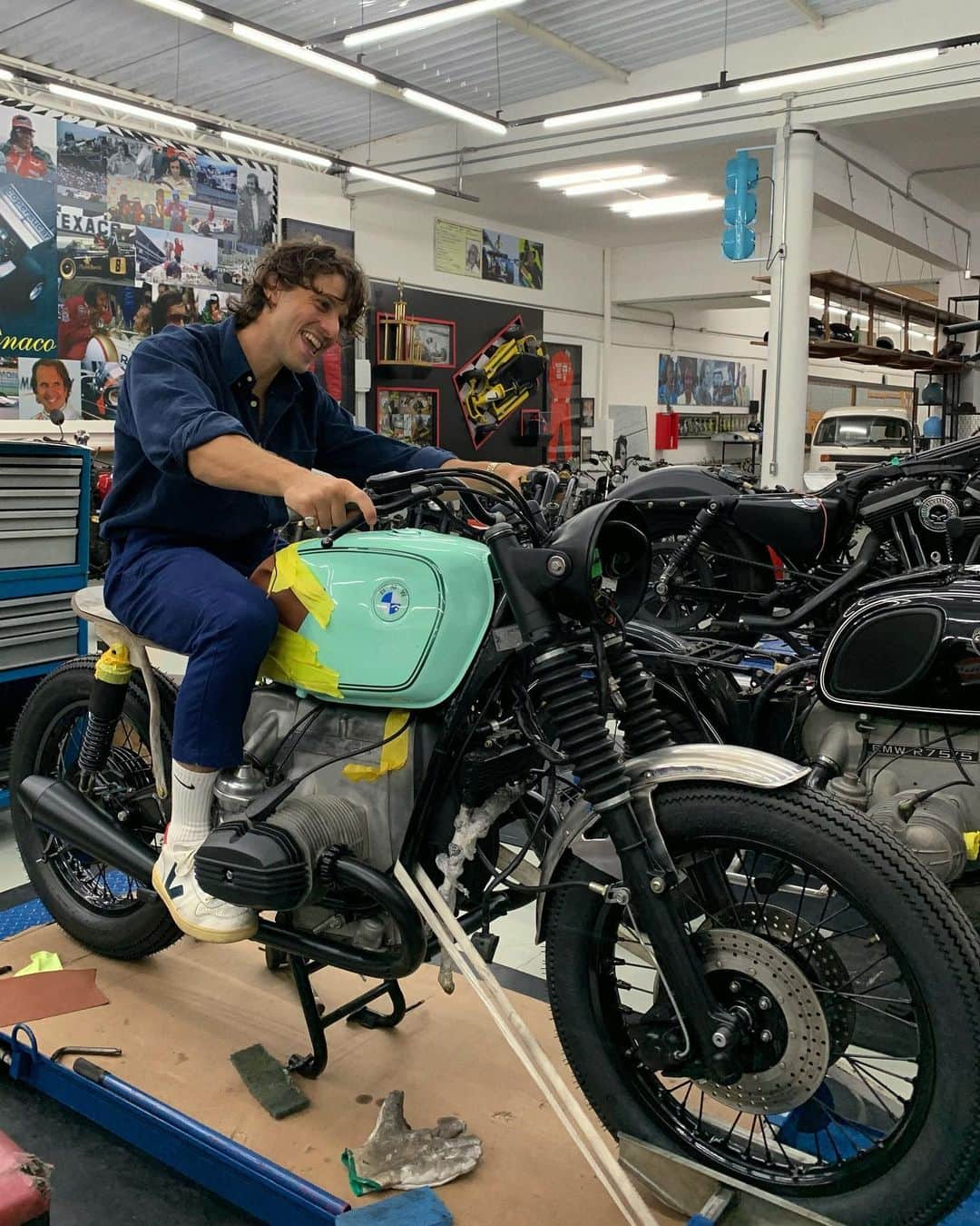 Chay Suedeのインスタグラム：「um rapaz feliz com sua moto nova, não quer guerra com ninguém 💘  @artgaragemotorcycles」
