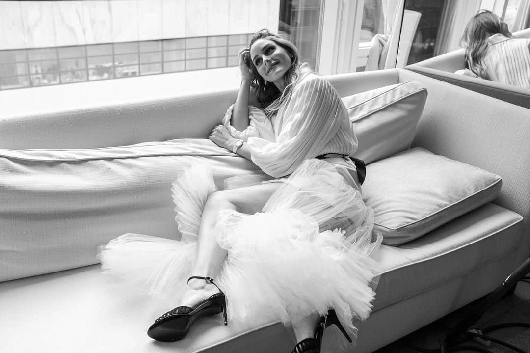 オリヴィア・パレルモのインスタグラム：「Love tulle-ing around on set with my team! ❤️📸👗」