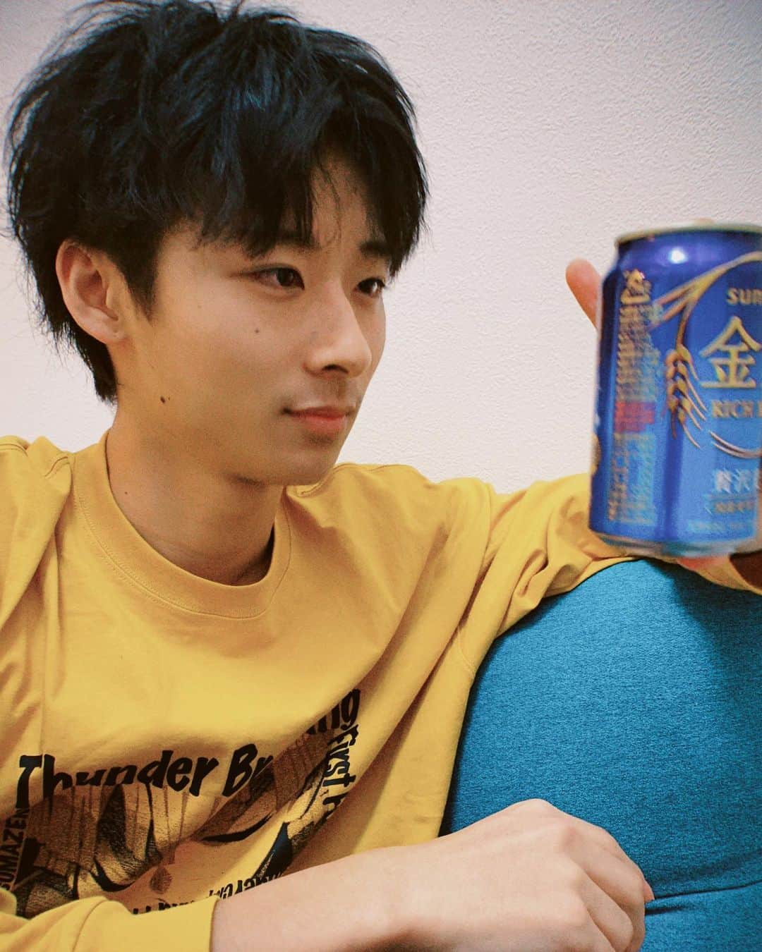 安藤祐輝のインスタグラム：「真顔🙂 今日もお疲れ様でした〜金麦🍺 あ、髪切りました🦰  #鬼滅の刃 #善逸」