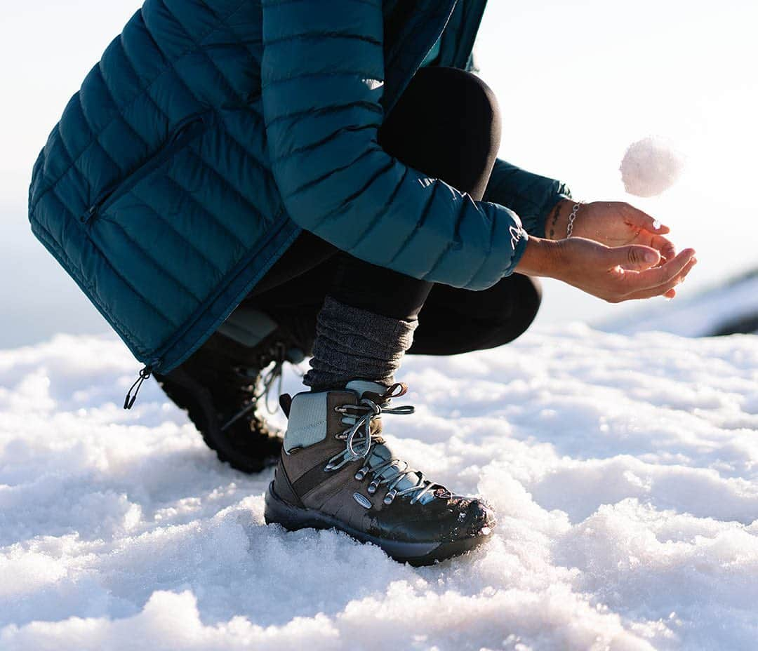 キーンさんのインスタグラム写真 - (キーンInstagram)「Have you thrown your first snowball of 2020? Comment your city and if you've got a snowball fight in your future 🔮 ☃️  Shoes: Women's Revel IV Polar Boot   #keenfootwear #KEEN #roamtheplanet #dowhatyoulove #modernoutdoors #feedyouradventure #wildsoles #snowday」12月10日 1時21分 - keen