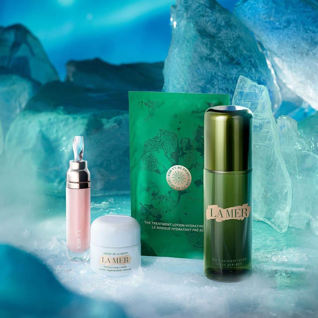 ドゥラメールのインスタグラム：「Small skincare wonders perfectly suited to stockings, weekenders and dopp kits.」