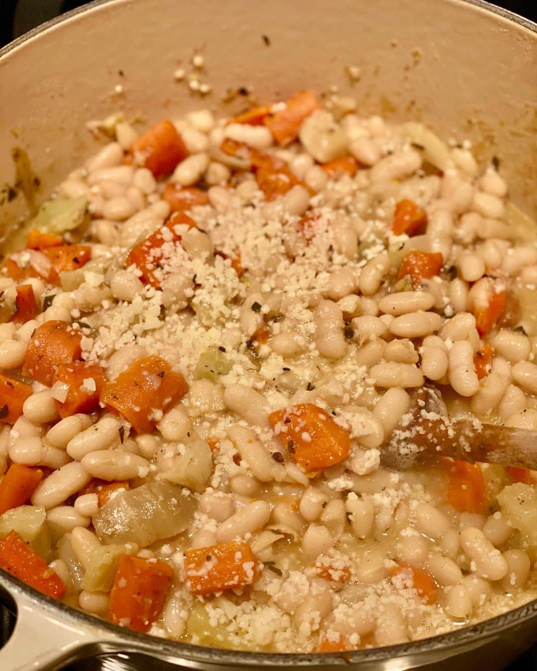 アイナ・ガーテンのインスタグラム：「Thank you @missyarobbins for the fab grocery delivery!  I made Tuscan White Beans with your cannellini beans, Pecorino cheese, fresh rosemary, and sage.  So delicious!! Recipe in profile.  @misinewyork  #howeasyisthat?」