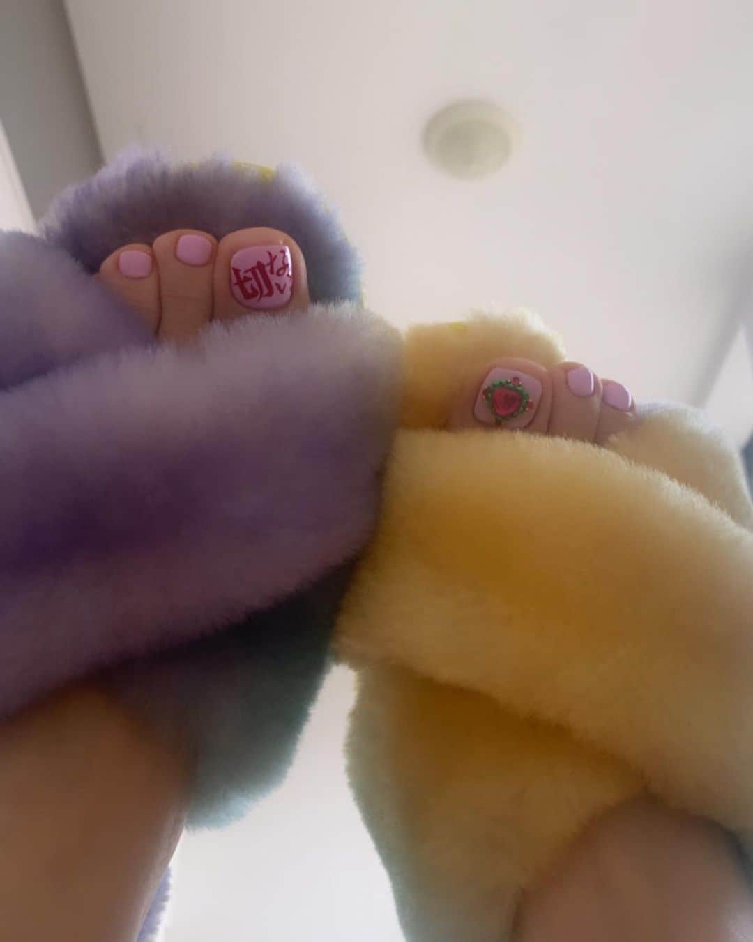 Mei Kawajiriさんのインスタグラム写真 - (Mei KawajiriInstagram)「Please Check ur toe nails if it’s always cute ❤️💕💗💝💫My go to PINK color by @from_the_nail_korea #no.07 #nailsbymei #kawaiitoenails」12月10日 1時36分 - nailsbymei