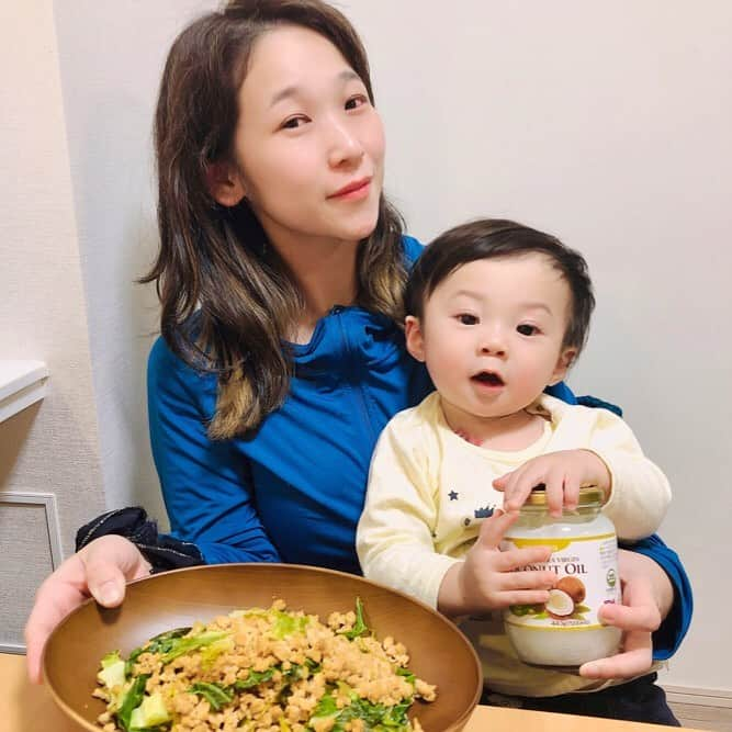 世手子さんのインスタグラム写真 - (世手子Instagram)「I'm also working hard on my diet✨✨ Vegan food with organic coconut oil(●´ω｀●) Stir-fried cabbage and soy meat🥬🌟 @eagle_eye_filipino  #イーグルアイフィリピーノ #エクーア #ココナッツオイル で料理したよ(^o^) #クラウドファンディング も頑張って #レコーディング も頑張って #ダイエット も頑張ってる( ´∀｀) #オーガニックオイル でタンパク質めっちゃとってる(*^o^*) #糖質制限 で #大豆ミート とキャベツを #エキストラバージン の #有機ココナッツオイル で炒めたよ(*≧∀≦*) いい香り（╹◡╹）♡ ダイエットもたのしくなるね(´∀｀*) #寿司太郎 は瓶がお気に入りのようだwww さ、まだまだ レコーディングアレンジ終わってないから #徹夜 www がんばる！ #自然食品 #コールドプレス #pr」12月10日 1時46分 - rojide