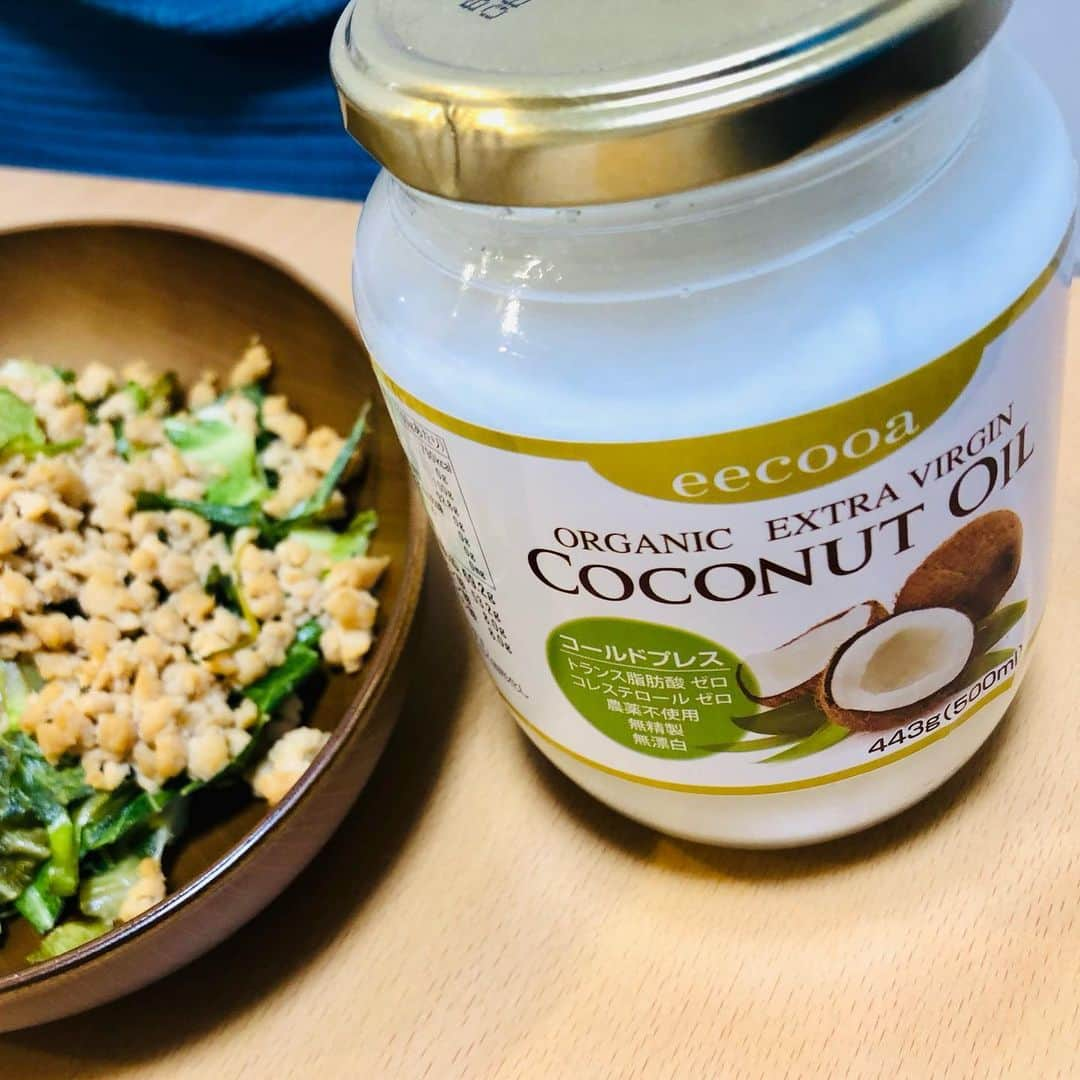 世手子さんのインスタグラム写真 - (世手子Instagram)「I'm also working hard on my diet✨✨ Vegan food with organic coconut oil(●´ω｀●) Stir-fried cabbage and soy meat🥬🌟 @eagle_eye_filipino  #イーグルアイフィリピーノ #エクーア #ココナッツオイル で料理したよ(^o^) #クラウドファンディング も頑張って #レコーディング も頑張って #ダイエット も頑張ってる( ´∀｀) #オーガニックオイル でタンパク質めっちゃとってる(*^o^*) #糖質制限 で #大豆ミート とキャベツを #エキストラバージン の #有機ココナッツオイル で炒めたよ(*≧∀≦*) いい香り（╹◡╹）♡ ダイエットもたのしくなるね(´∀｀*) #寿司太郎 は瓶がお気に入りのようだwww さ、まだまだ レコーディングアレンジ終わってないから #徹夜 www がんばる！ #自然食品 #コールドプレス #pr」12月10日 1時46分 - rojide