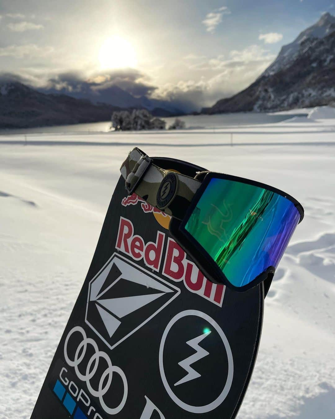 マルクス・クリーブランドさんのインスタグラム写真 - (マルクス・クリーブランドInstagram)「GIVEAWAY announced! Together with @electric_snow we’re giving away two pairs of goggles!  One pair of the “Kleveland” and one “Kleveland Small” Comment which one you would like and make sure to follow @electric_snow as well🙏🏼 Winner will be announced on Sunday! Good luck❤️」12月10日 1時49分 - marcuskleveland