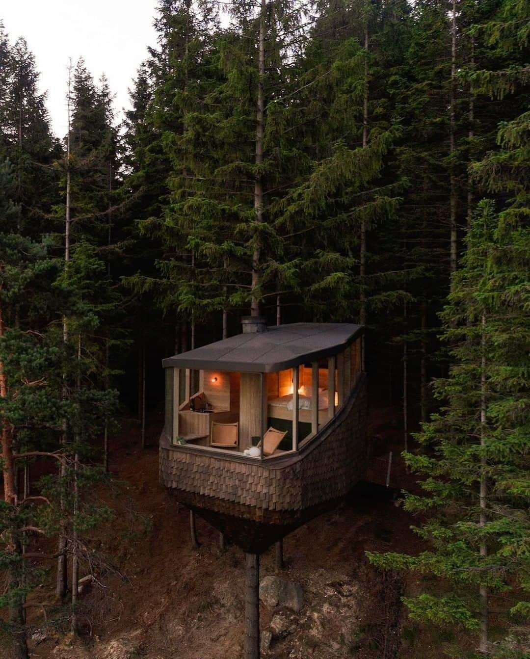 Architecture - Housesさんのインスタグラム写真 - (Architecture - HousesInstagram)「⁣⁣ 😮 𝗝𝘂𝘀𝘁... 𝗪𝗢𝗢𝗢𝗢𝗢𝗢𝗢𝗪 😮⁣⁣ @_woodnest_ is this unique treehouse located in #Norway from where you can experience an amazing view of a fjord and the landscape.⁣ ⁣⁣ What do you think about this 𝑰𝑵𝑪𝑹𝑬𝑫𝑰𝑩𝑳𝑬 𝒑𝒍𝒂𝒄𝒆? The structure and the form is just perfect. Who's up for a escape to this forest cabin? Tag a friend who would love it!⁣⁣ _____⁣⁣⁣⁣⁣⁣⁣⁣⁣⁣ 📐 @helenhardarchitects  📍Odda, Norway 🇳🇴⁣⁣ #archidesignhome⁣⁣⁣ _____⁣⁣⁣⁣⁣⁣⁣⁣⁣⁣ #architecture #arquitectura #arquitecturamx #design #interiordesign #cabin #treehouse #instadaily #architecturephotography #architecturelovers #picoftheday #amazingarchitecture #cabinlovers #treehouseluxury⁣」12月10日 1時50分 - _archidesignhome_