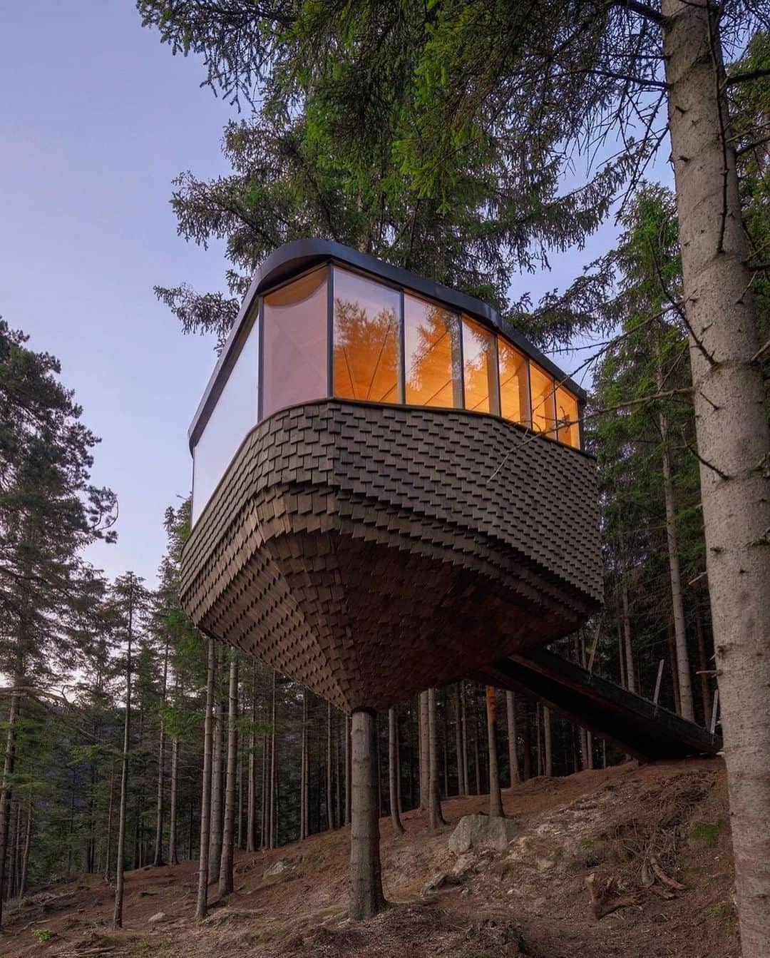 Architecture - Housesさんのインスタグラム写真 - (Architecture - HousesInstagram)「⁣⁣ 😮 𝗝𝘂𝘀𝘁... 𝗪𝗢𝗢𝗢𝗢𝗢𝗢𝗢𝗪 😮⁣⁣ @_woodnest_ is this unique treehouse located in #Norway from where you can experience an amazing view of a fjord and the landscape.⁣ ⁣⁣ What do you think about this 𝑰𝑵𝑪𝑹𝑬𝑫𝑰𝑩𝑳𝑬 𝒑𝒍𝒂𝒄𝒆? The structure and the form is just perfect. Who's up for a escape to this forest cabin? Tag a friend who would love it!⁣⁣ _____⁣⁣⁣⁣⁣⁣⁣⁣⁣⁣ 📐 @helenhardarchitects  📍Odda, Norway 🇳🇴⁣⁣ #archidesignhome⁣⁣⁣ _____⁣⁣⁣⁣⁣⁣⁣⁣⁣⁣ #architecture #arquitectura #arquitecturamx #design #interiordesign #cabin #treehouse #instadaily #architecturephotography #architecturelovers #picoftheday #amazingarchitecture #cabinlovers #treehouseluxury⁣」12月10日 1時50分 - _archidesignhome_