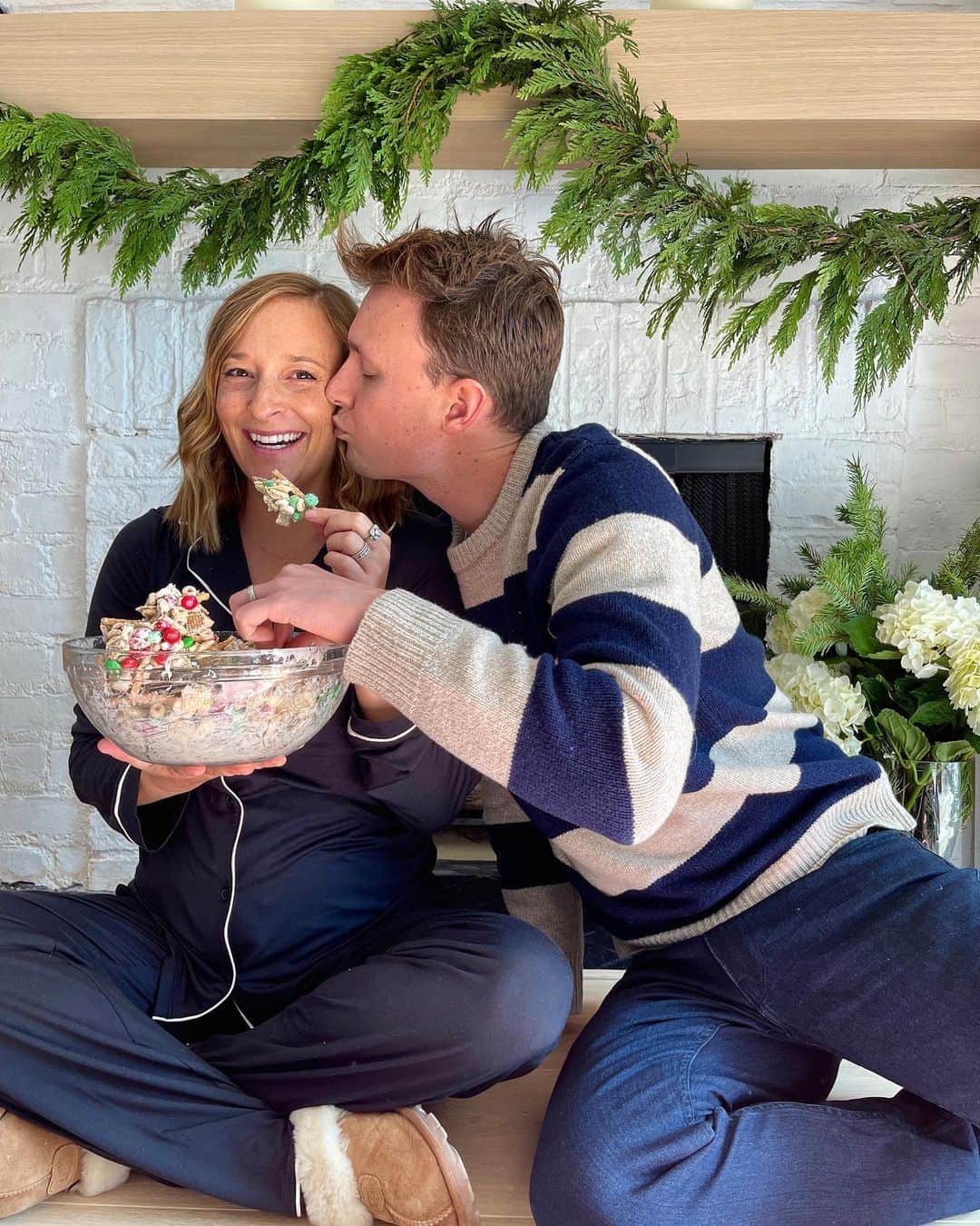 のインスタグラム：「#capitalonepartner Good morning from me, Thomas, le bebe and ALL THE CHRISTMAS MIX! Just dropping in while I’m ordering ALL the holiday gifts to tell you about @CapitalOne Shopping and how it’s literally the most genius tool on the internet. Here’s the deal 1: all you have to do is install Capital One Shopping on your web browser and it instantly searches the ENTIRE internet for you to find you the best deal on whatever you’re looking for (ahem ANOTHER pair of sneakers for @whatsthomaseating!). 2: it also automatically applies any valid coupon codes so you don’t even have to think twice about finding them 3: It’s free for everyone, you don’t even have to be a cardholder to use it!! Although you should be because I have been for years and the rewards are hot fire amazing!! I’ll be here with the Christmas Mix and my pajamas for the foreseeable future. Mostly because this is considered a nutritious breakfast and regular clothes DO NOT FIT! xx」