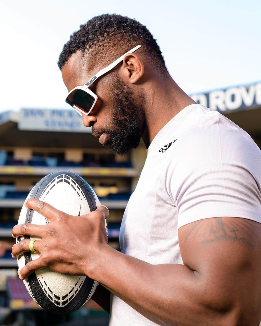 OAKLEYのインスタグラム：「The future is in your hands. 🏉 @siya_kolisi_the_bear #ForTheLoveOfSport」