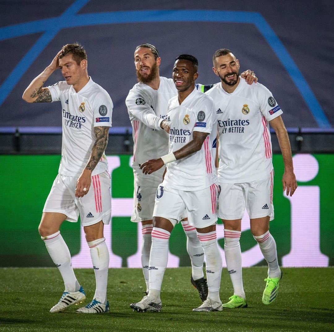 ヴィニシウス・ジュニオールのインスタグラム：「Vamoooooos equipo!! Partidazo y a octavos!! Esto es el Madrid! 💪🏾🤍  Well done lads!!! Great performance and into last 16!! This is Real Madrid! 💪🏾🤍」