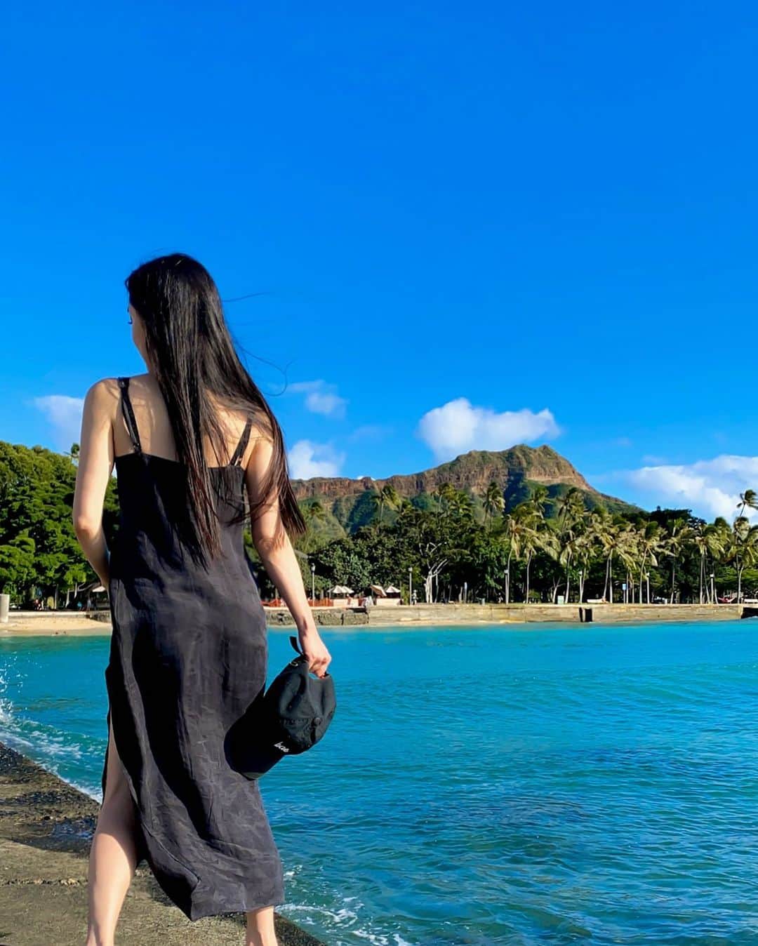 橋口いくよさんのインスタグラム写真 - (橋口いくよInstagram)「🌴Diamond Head🌴﻿WAIKIKI 楽しいうえにダイヤモンドヘッドと写真がきれいに撮れるここは、滞在中絶対歩く。﻿ でもハワイの光と海が眩しくていつも写真にうつる顔が地獄みたいになる。﻿ 水しぶきにびくびくアトラクションの後ろ姿で失礼。﻿ ﻿ 今回のハワイ旅強行youtube、たくさんのみなさんのご視聴、そして嬉しいコメントたくさんありがとうございます！﻿ まだの方はインスタURLプロフィールのURLからぜひ見てね👉　@ikutorias_secret ﻿ ﻿ #hawaii #oahu #hawaiitrip #waikiki #hawaii2020 #hawaiistagram  #karakaua ﻿ #beach #diamondhead #アロハ萌え #ハワイ #ハワイ旅  #ワイキキ  #ハワイyoutube #ハワイyoutuber #ハワイ好き #40代美容  #40代 #ハワイの今 #2020年11月ハワイ #ハワイユーチューブ #陰性証明書 #今のハワイ #ハワイ旅行 #渡ハ #ハワイの今 #ハワイ旅行 #ダイヤモンドヘッド #オーシャンフロント」12月10日 7時23分 - ikutorias_secret