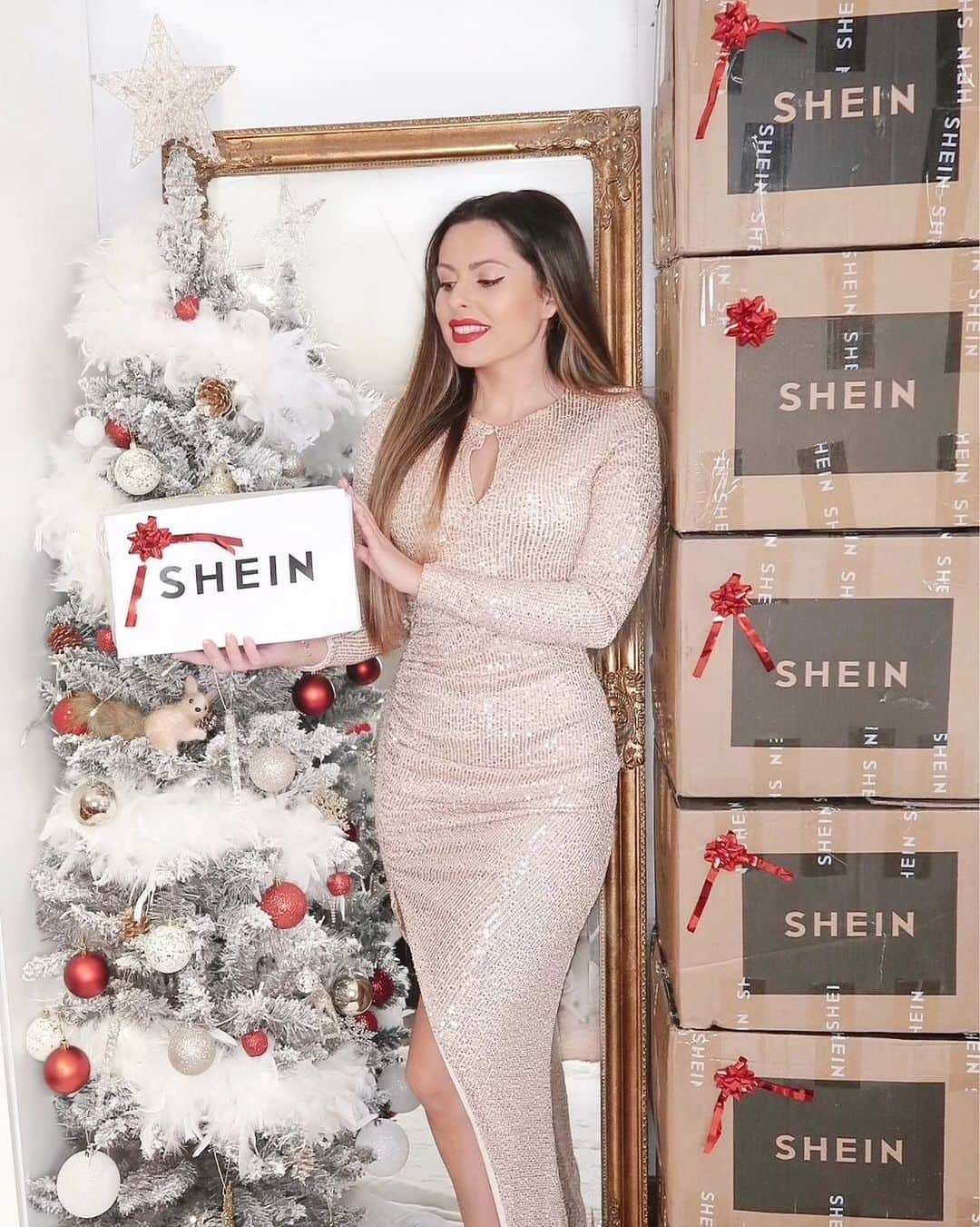 SHEINさんのインスタグラム写真 - (SHEINInstagram)「Find joy in the ordinary 🌹  @beatrizestrada09  Shop Item #: 849455  #SHEINgals #SHEINstyle #SHEINfw2020 #partydress #SHEINholidays #holidaystyle」12月10日 2時03分 - sheinofficial