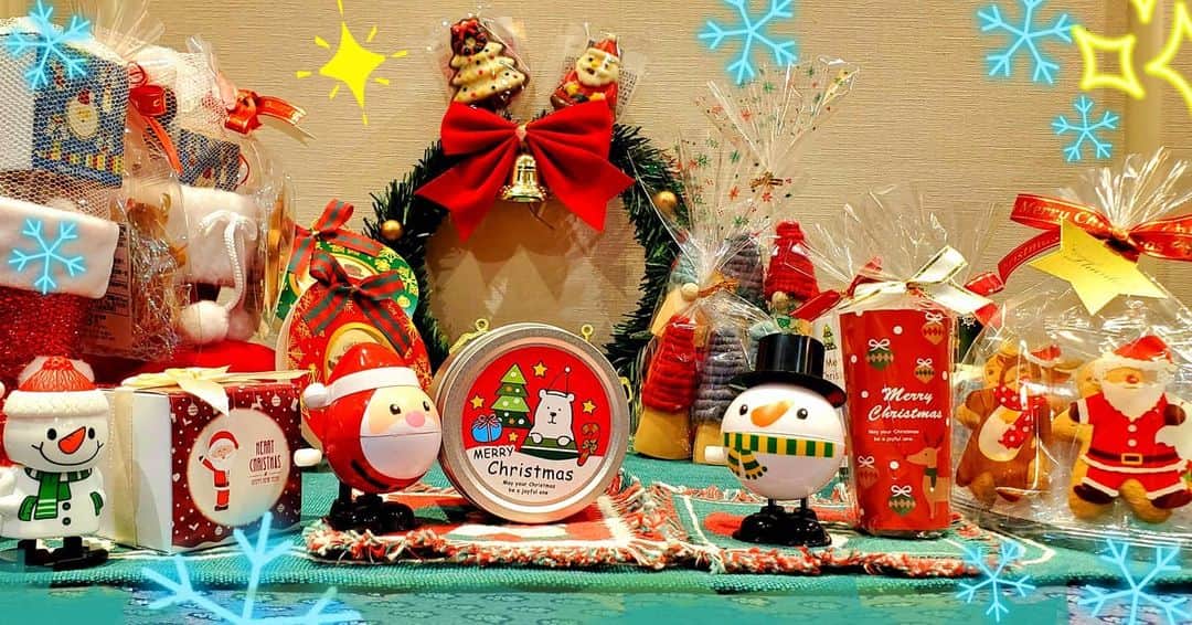 のインスタグラム：「こんばんは✨ 　クリスマスまであと十数日 当店でもクリスマスグッズが絶賛発売中です😌 プレゼントにオススメです☃️ (物によっては品切れの場合があります。ご了承ください。)  #cafe#coffee#tea#cake#sweets#tramcafe#japan #tokyo #ikebukuro#instalikes #instagood#like4likes#tagforlikes  #ケーキ#電車#喫茶店#トラムカフェ#池袋#西武#西武池袋本店 #東京カフェ #路面電車#12月#オススメ#クリスマスグッズ#かわいい#プレゼント」