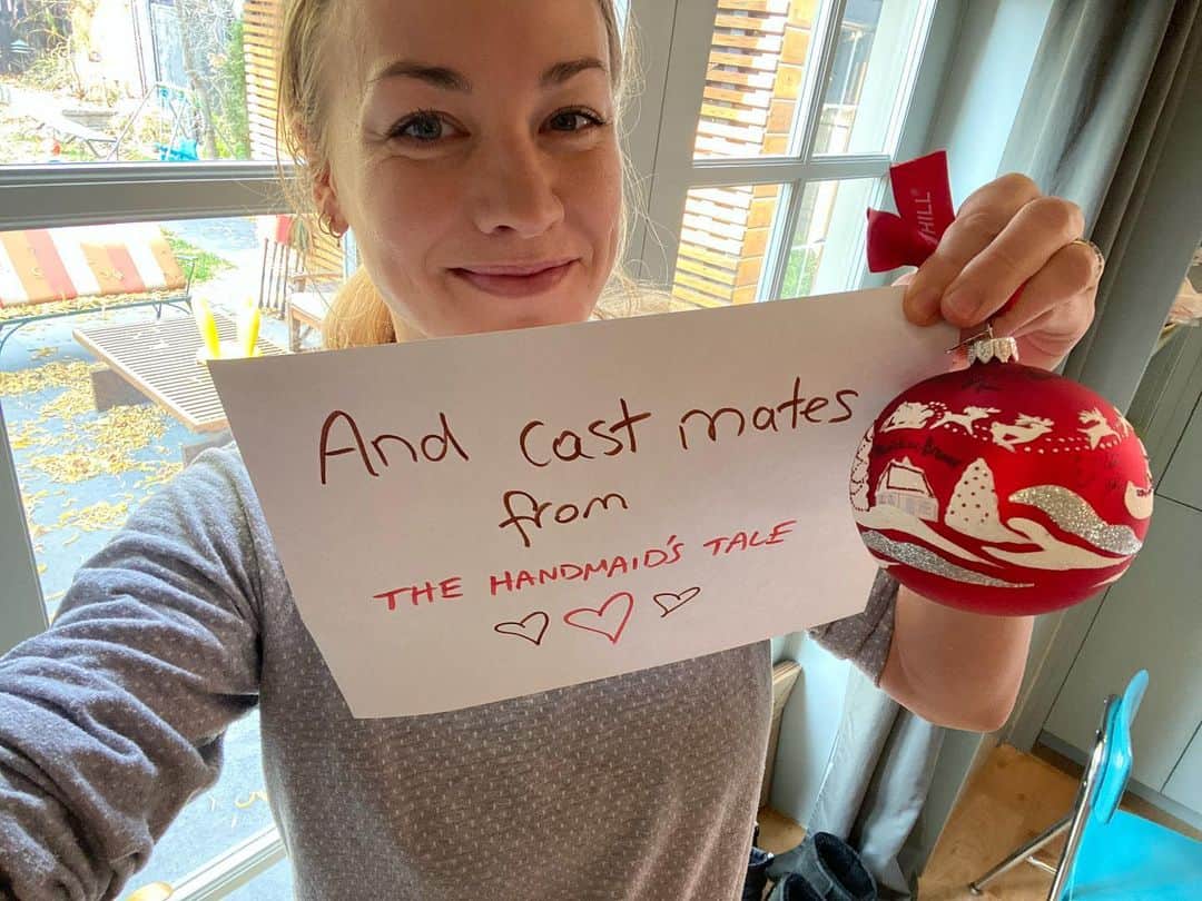 イヴォンヌ・ストラホフスキーのインスタグラム：「Oh hey 👋🏼 8 hrs & 6 min to go to bid for these ornaments at www.celebritiesforsmiles.com helping @operationsmile change children’s lives with SMILES!!!!!❤️ Thank you for reading & hopefully participating ❤️」