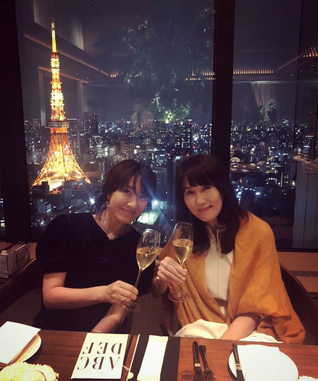 風間ゆみえのインスタグラム：「午前から、SALON_Yメンバーへのオンラインセミナー、そしてLunch Party、そしてChristmas Dinner Partyの3本立てで一緒に素敵な時間をともにしてくれた敦子さん　@atsuko1705  メンバーの皆んなももちろんのことですが、私も久しぶりで楽しかったなぁ…♡  敦子さん、ありがとうございました🙇🏻‍♂️✨」