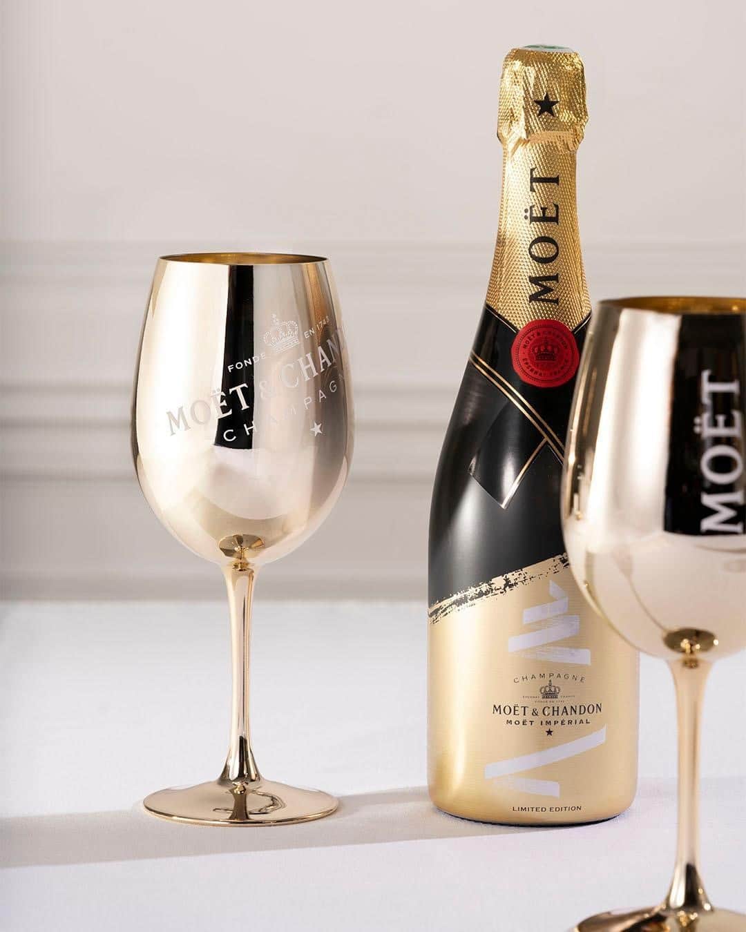 Moët & Chandon Officialさんのインスタグラム写真 - (Moët & Chandon OfficialInstagram)「To a bright future! Offer up a toast this holiday season to better days to come with our Moët Impérial Limited Edition ‘Tie Your Wish’ bottle.   #MoetChandon #LimitedEdition #AtHomeWithMoet . This material is not intended to be viewed by persons under the legal alcohol drinking age or in countries with restrictions on advertising on alcoholic beverages. ENJOY MOET RESPONSIBLY」12月10日 2時00分 - moetchandon