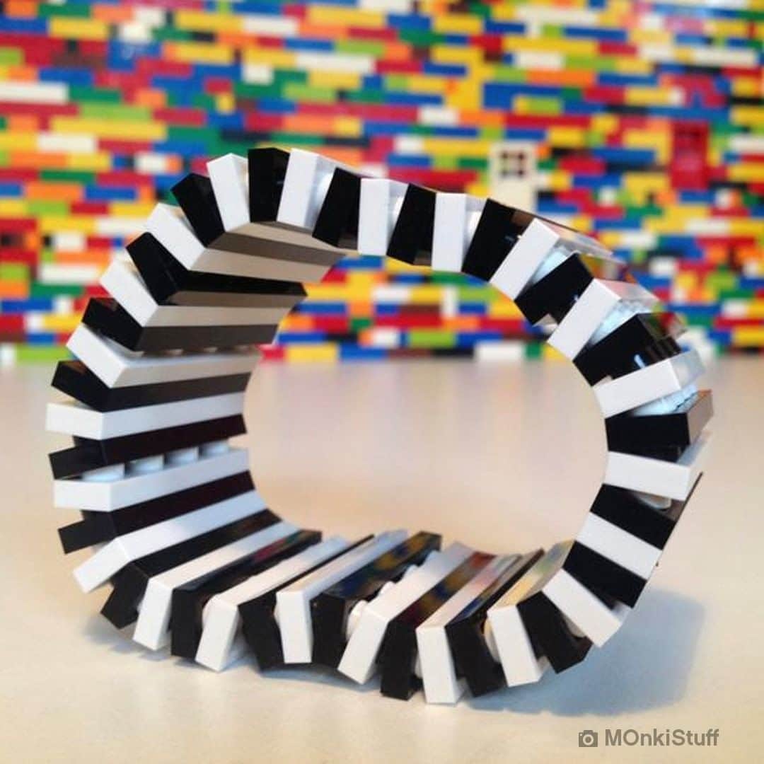 LEGOさんのインスタグラム写真 - (LEGOInstagram)「Creating decorative items using LEGO bricks is only limited by your imagination. Bracelets, wall art, kitchen items, almost anything can be built using the brick. What will you build? 📸 by @monkistuff, @bustedbutton and @evil.mad.scientist   #LEGOHacks #RebuildTheWorld」12月10日 2時00分 - lego