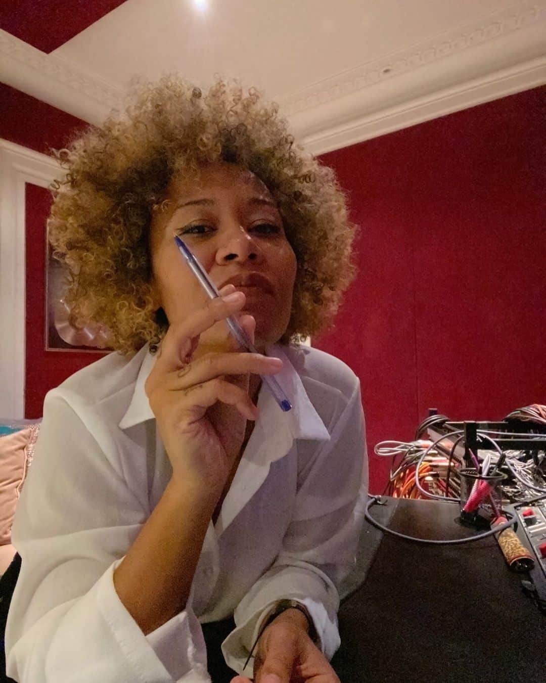 Emeli Sandéのインスタグラム：「Back on the field, sword in hand  ⚔️✍🏽 Which of my lyrics have hit you the hardest?」