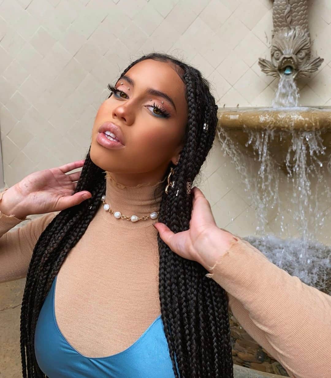 ダニジョーのインスタグラム：「Dannijo layers done right ✔️ @asiamonetray in the Almond Turtleneck, Aegean silk slip and Chloe necklace 🛒〰️ #dannijogirls」