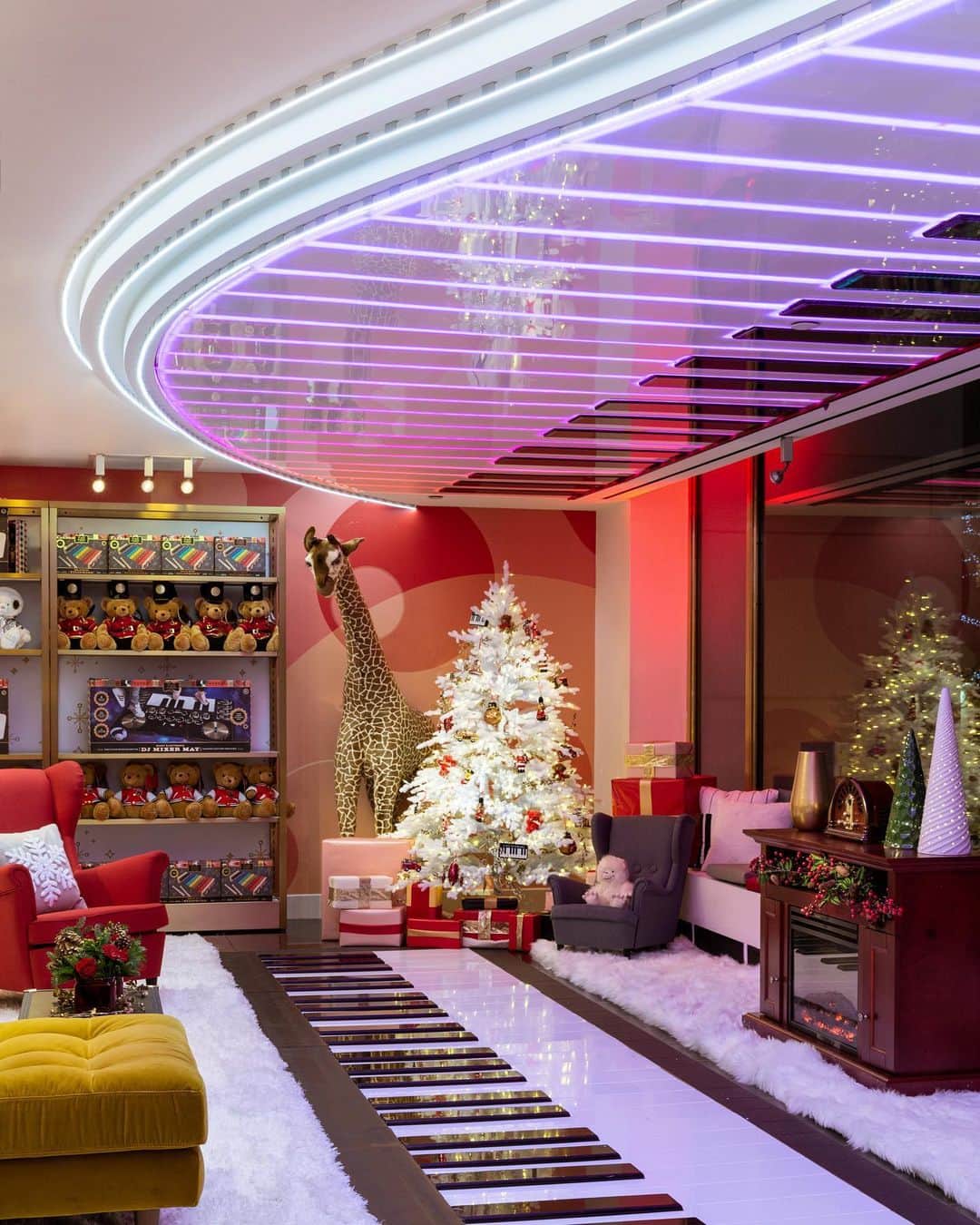 のインスタグラム：「This holiday season, FAO Schwarz is making childhood dreams come true by hosting a magical sleepover - only on Airbnb. Featuring 20,000 square feet of festive, family-friendly accommodations, guests will have full access to the elements that make one of the world’s oldest toy stores the most enchanting place in Manhattan.  This one-time, one-night stay will take place on December 21, and is available to book for one New York City family starting December 15 at 12 p.m. EST for just $25 (plus taxes and fees).」