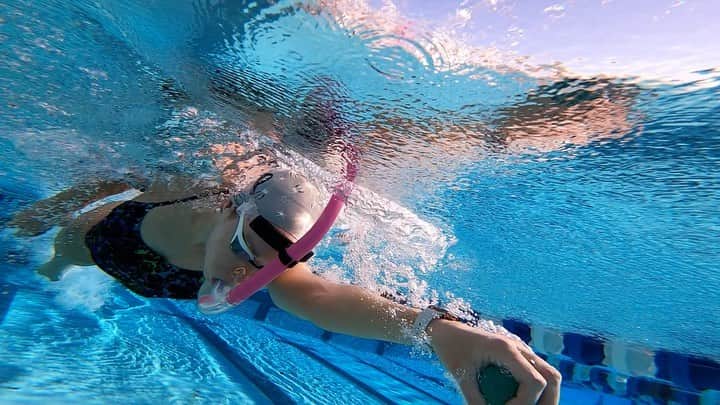 Julieのインスタグラム：「Recently, I’ve been swimming more drills than swimming free without equipment. I’m getting comfortable with the uncomfortable and honing in on new parts of my stroke. . . . . @arenausa #arenawaterinstinct #swimmer #summerjulep #swimming #swim #swimlife #swimtechnique #swimmersofinstagram #instaswim #mastersswimming #instaswimmer #usaswimming #swimtraining #swimfast #swimpractice #myswimpro #swimsmarter #swimdrills #itsaswimmerthing」