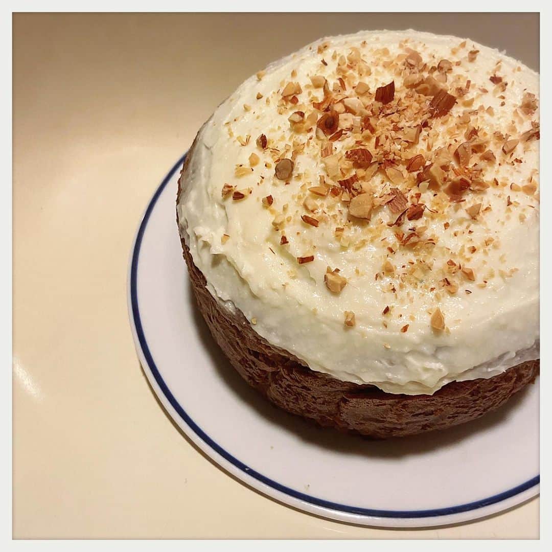 kumikoのインスタグラム：「葉付きにんじん2本使ってキャロットケーキ。 明日が楽しみだ😋  私は子供の頃からにんじんが嫌いだ。 った筈なのだけど、ラペ、ぬか漬け、シリシリ…最近やたら好んで作っているような。。。でも煮物やグラッセは無理だよ！ #キャロットケーキ」