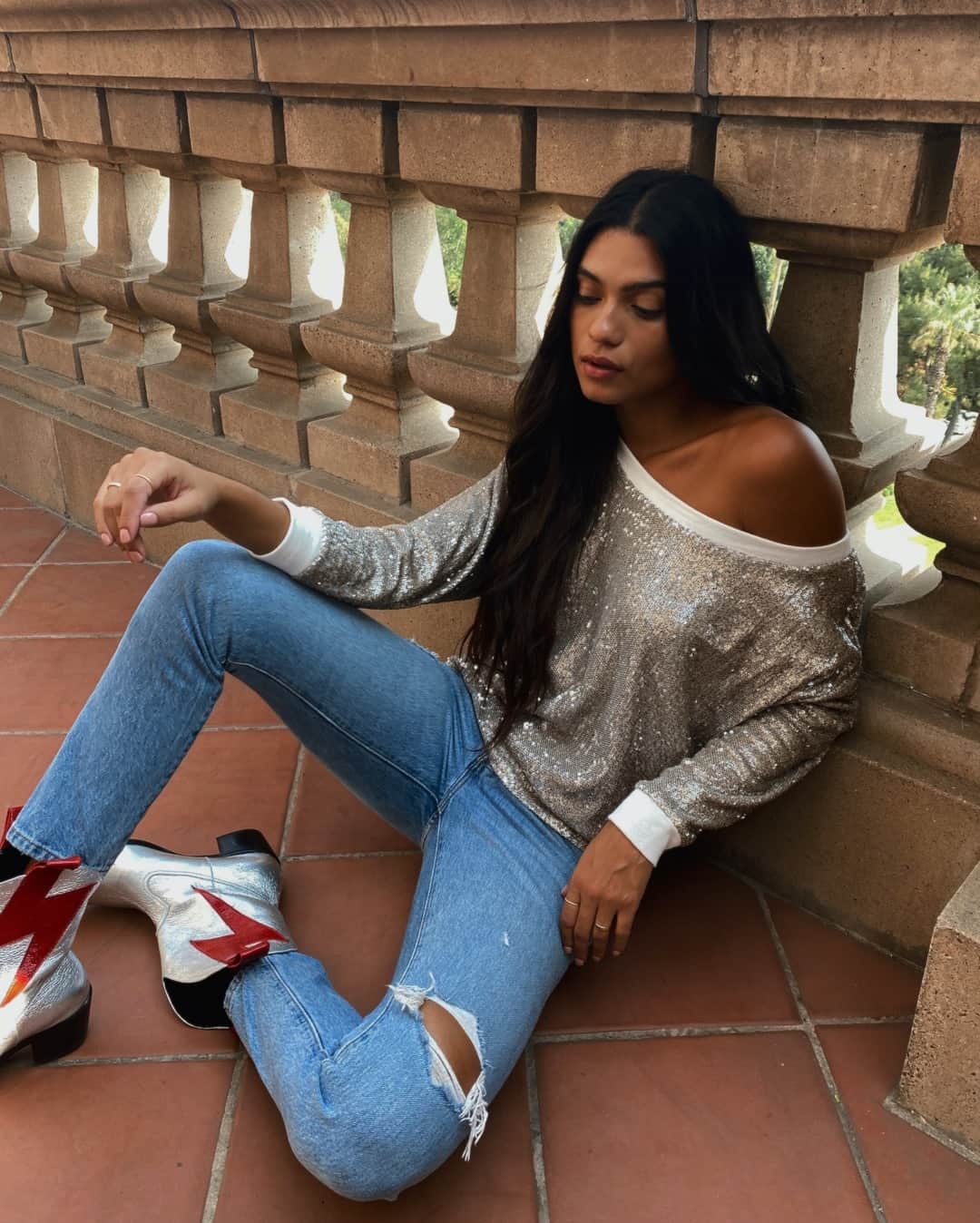 チェイサーのインスタグラム：「holiday outfit inspo✨ we love the sparkles!😍 tag a girl who would wear this for NYE?⬇️ //// #chaserbrand #holidayfashion #holidayoutfitinspo #holidaystylegoals #stylegoals #nyestyle #nyefashion #nyeoutfit Style: CW8532-SLVSQ」