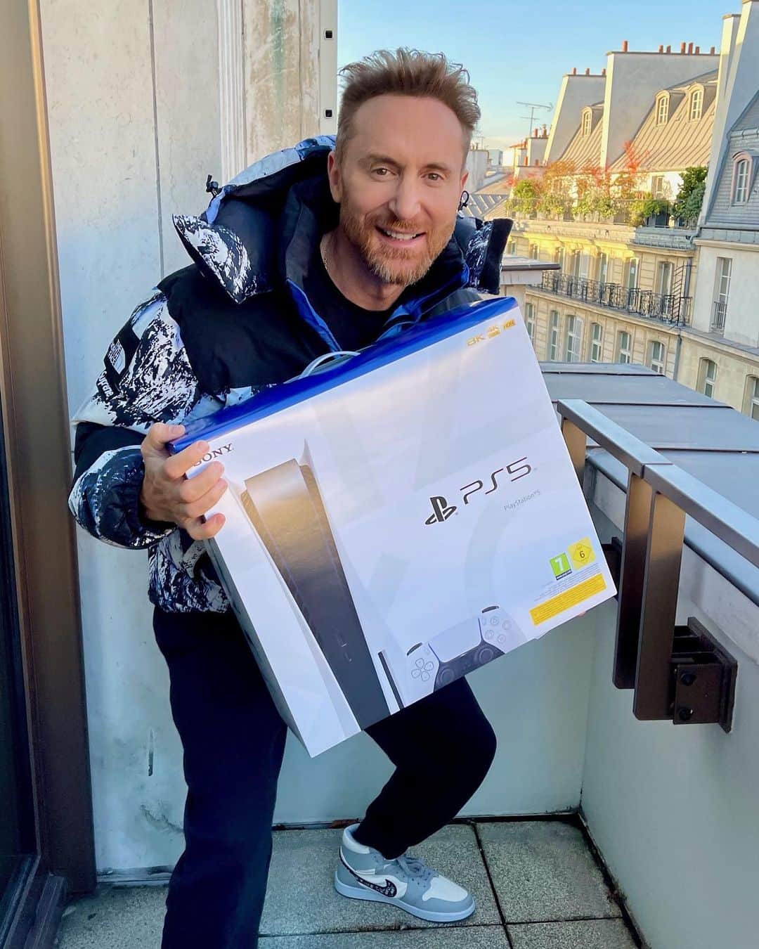 デヴィッド・ゲッタのインスタグラム：「Play Has No Limits 🙌🏼 @playstationfr #ps5 #staytuned」