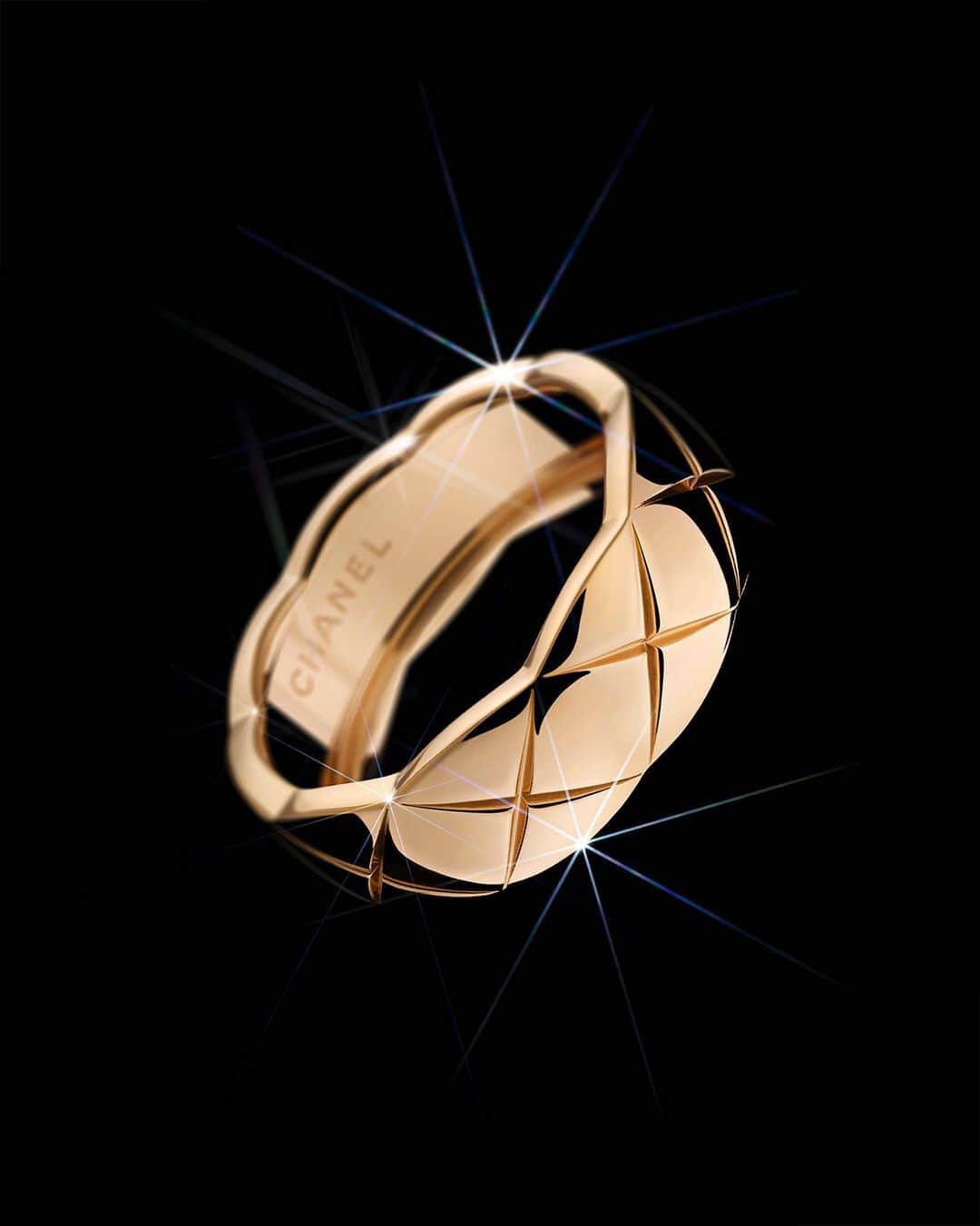 シャネルさんのインスタグラム写真 - (シャネルInstagram)「A CHANEL Dream Never Fades  This holiday season, discover COCO CRUSH rings. Inspired by the quilted motif of the House, they are available in BEIGE GOLD, yellow gold or white gold. With or without diamonds.   #CHANELDreaming #CHANELFineJewelry #COCOCRUSH  Find your boutique. Link in bio.」12月10日 2時06分 - chanelofficial