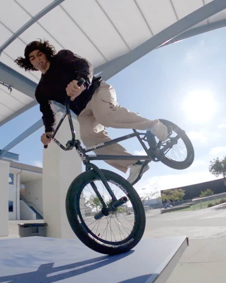 のインスタグラム：「Hey @kevinperaza, up for a game of ping po— 😮  #BMX #Bike #Biking #MonsterEnergy」