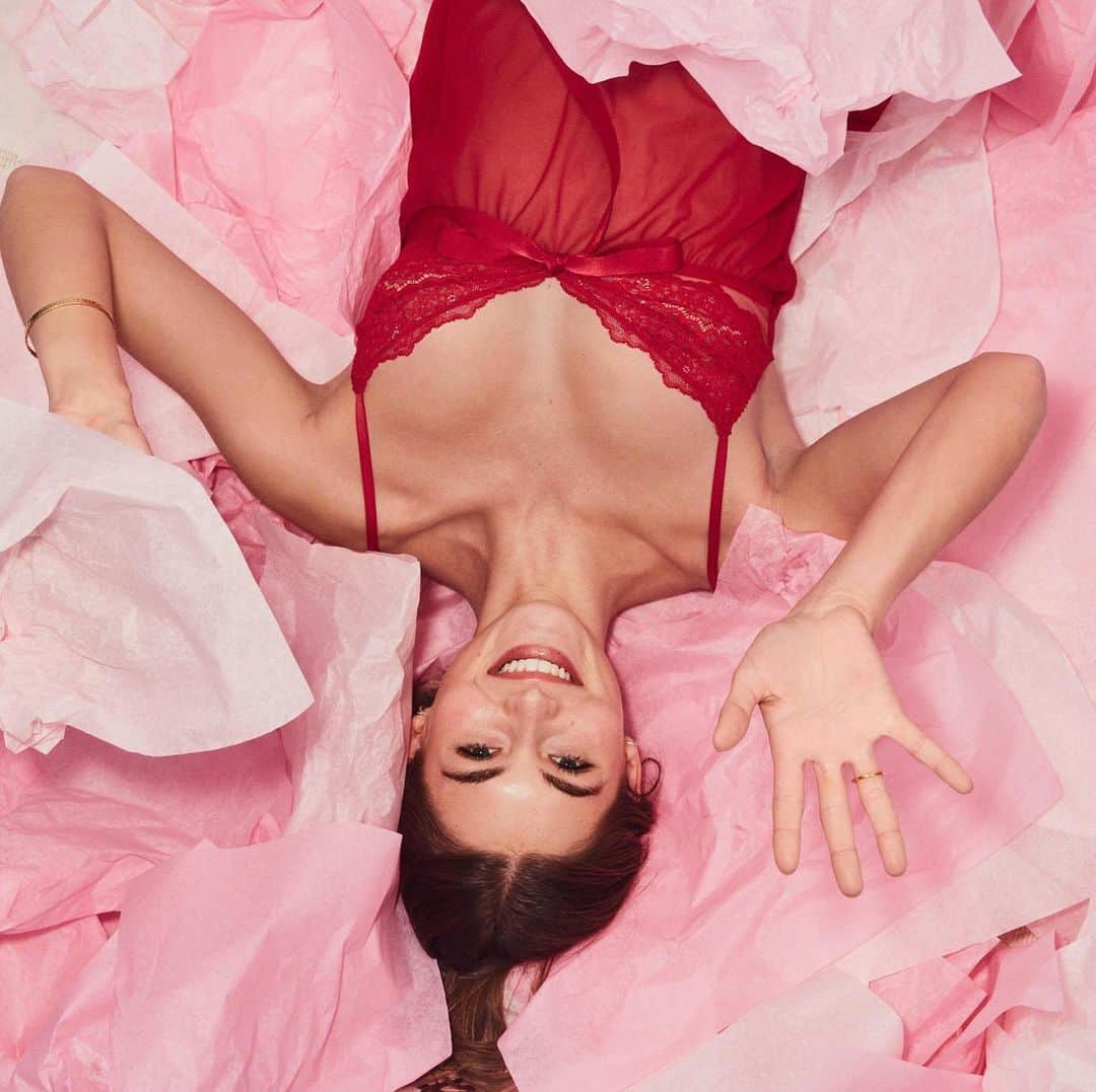 ヴィクトリアズ・シークレットさんのインスタグラム写真 - (ヴィクトリアズ・シークレットInstagram)「Luxe red gifts + pretty pink giftwrap = 🎁🌟🎄」12月10日 2時07分 - victoriassecret