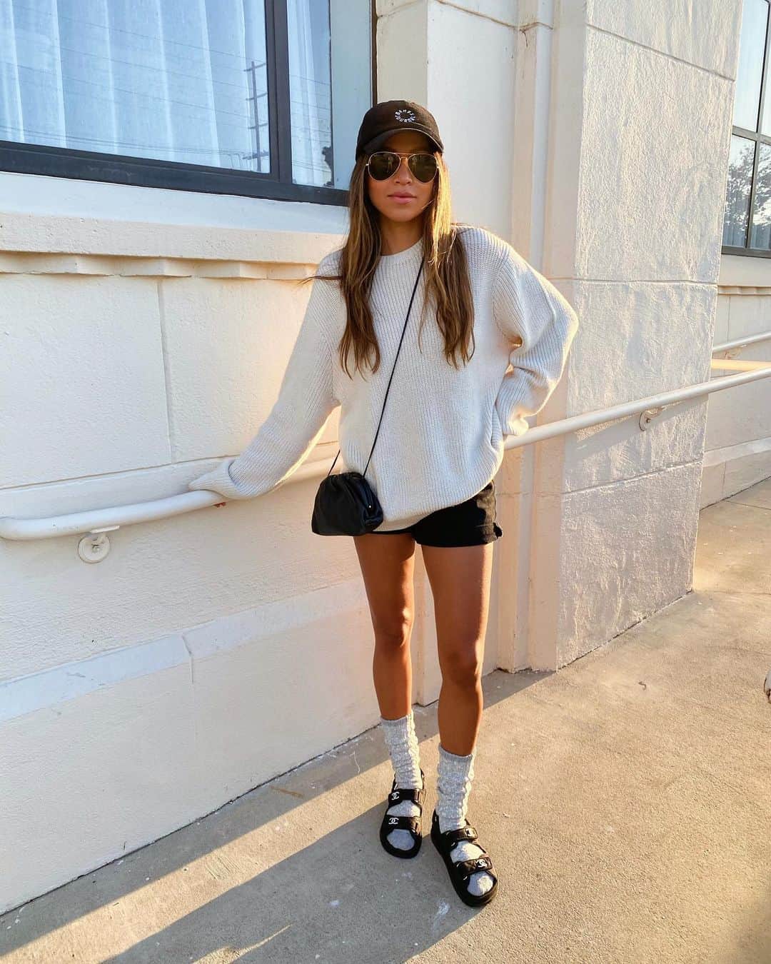 ジュリー・サリニャーナのインスタグラム：「hi from my comfy outfit. 🖤」