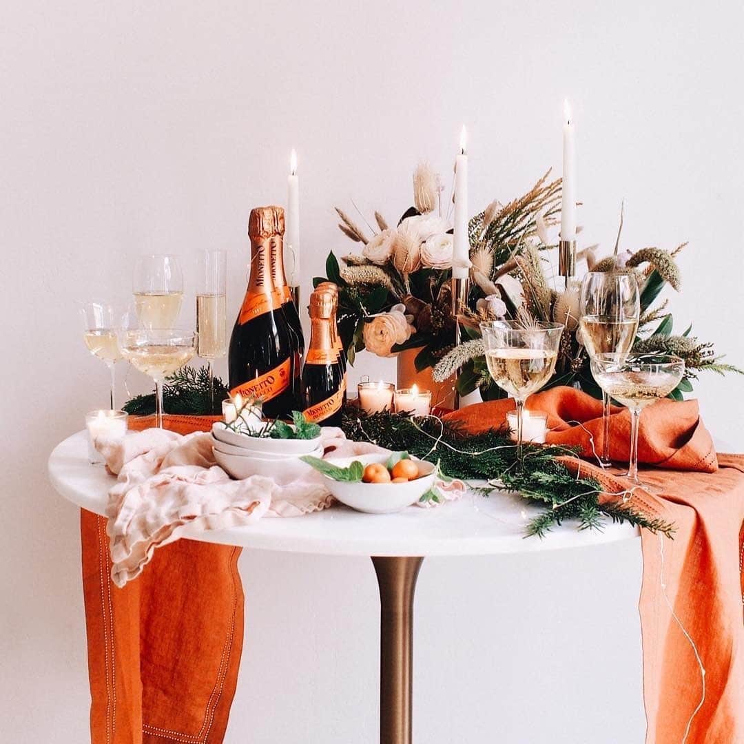 Mionetto USAさんのインスタグラム写真 - (Mionetto USAInstagram)「How to create the perfect tablescape? Decorate with love, good food and #MionettoProsecco  📷: @afabulousfete . . . .  . #Mionetto #MionettoProsecco #Prosecco #holiday #holidays #tablescape #dinnerware #tableware #glassware #onthetable #setthetable #tablesetting #homemade #foodandwine #feedfeed #food #brunch #recipe #lunch #yummy #sparklingwine #wine #wines #foodie」12月10日 2時08分 - mionettoproseccousa