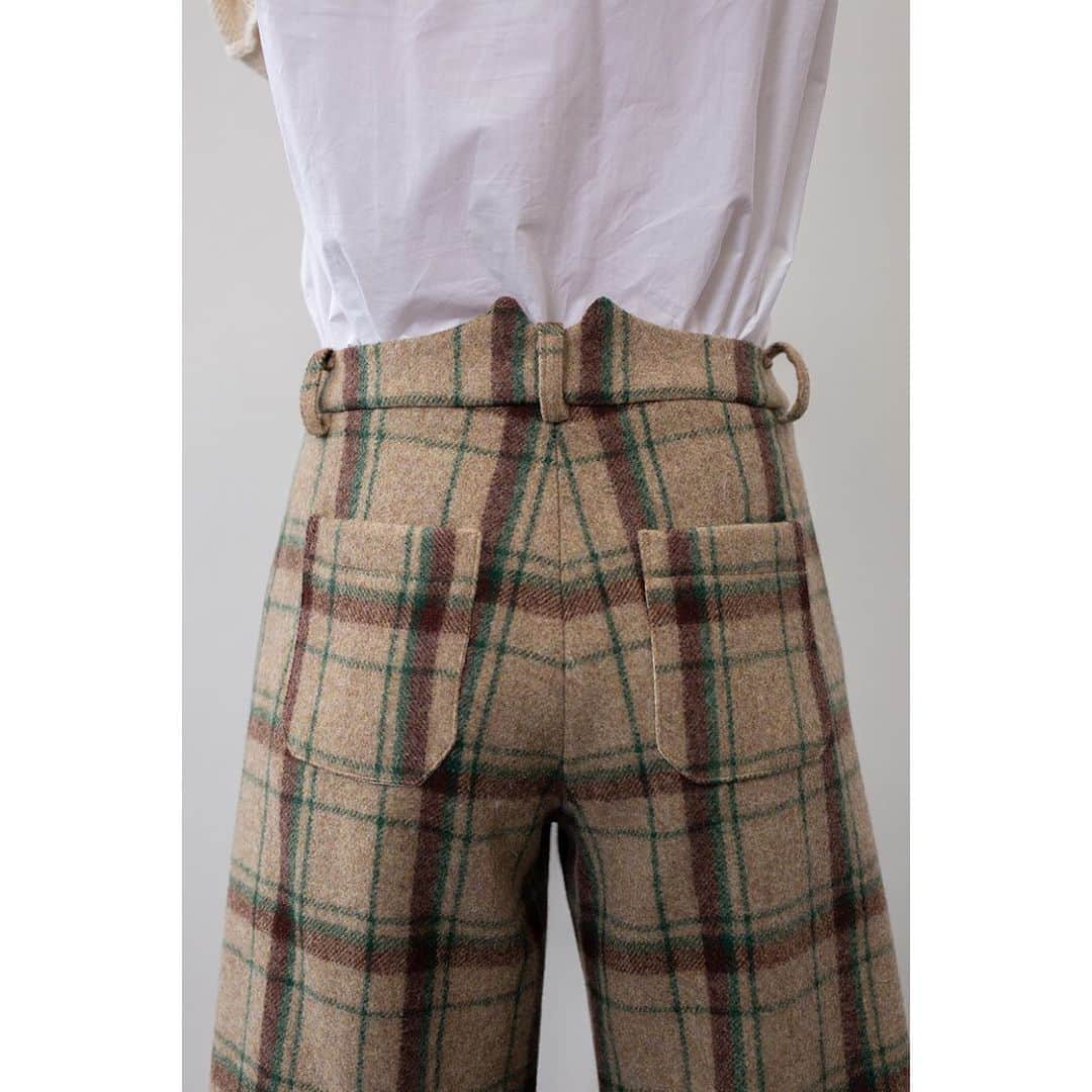 キャベジズ&ローゼズさんのインスタグラム写真 - (キャベジズ&ローゼズInstagram)「Granita trousers in the most splendid green & cream check. Pair with a cosy Joliff sweater to complete. 💚🤍💚🤍 @christina_strutt @scottlongjphoto @cabbagesandroses_shop @brutonhighstreet #britishwool #delph #britishfashion #cabbagesandroses #cabbagesandrosesfashion #winterwarmer #shopindependent #shoplocal #slowfashion #ethicalfashion #ethicallymade #somerset #madewithlove」12月10日 2時08分 - cabbages_and_roses