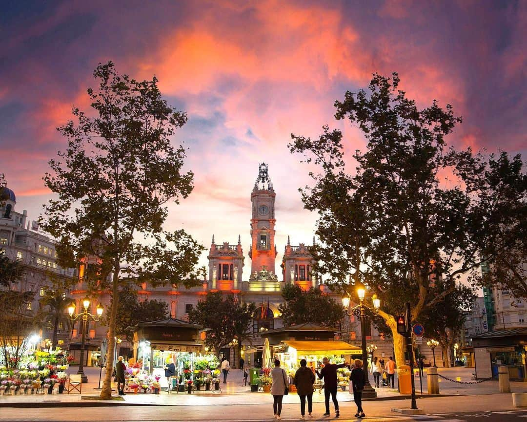 バレンシアCFさんのインスタグラム写真 - (バレンシアCFInstagram)「Simplement, #València 🤩🤩🤩  #AMUNTValencia 🦇 #ValenciaCF #city #navidad #atardecer」12月10日 2時08分 - valenciacf