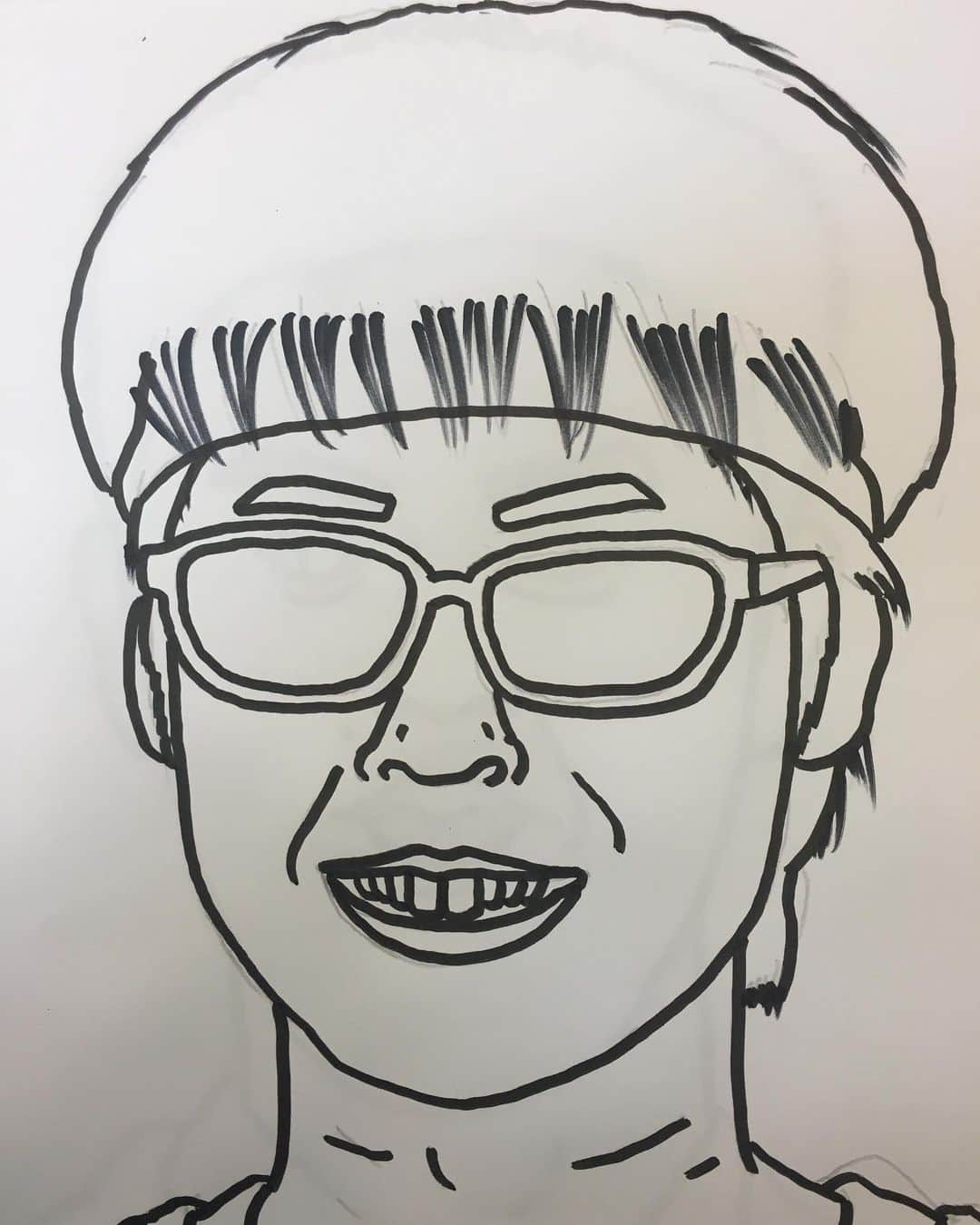 鰻和弘さんのインスタグラム写真 - (鰻和弘Instagram)「【っぽい顔】  似顔絵描く時、その人っぽい顔の表情を捉えれたらなと思っています。  例えばこの似顔絵はバイク川崎バイク。BKB。  楽屋ではサングラスしてないので、少し半開きの口のイメージがある。よく喋ってる。  でもなんかしっくりこない…  一回サングラスかけてみよう。  #めちゃくちゃしっくりきた #普段素顔の方が見慣れてるはずやのに #薄いヒゲもなくした方がしっくり #すごい衣装のインパクト #素顔ボツ #不思議です」12月10日 2時10分 - unaginigaoe