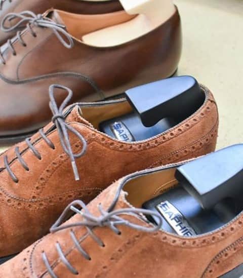 Saphirさんのインスタグラム写真 - (SaphirInstagram)「Our shoe trees help keep your best shoes in shape without damaging them in your closet. How do you take care of them? 😉  Nos tendeurs de chaussures aident à maintenir la forme de vos plus belles chaussures sans qu'elles ne soient abimées dans votre placard. Comment faites-vous pour en prendre soin ? 😉  @shoecare_shop  #Saphir #SaphirMedailledor #Shine #ShoeCare #MirrorShine #SpitShine #Glossy #Gloss #ShoecareShop #TheshoeCareShop #Shoestagram #Shoeporn #Mensshoes #Stylishmen #Styleforum #MensShoes #DressShoes #LeatherShoes #ShoeGazing #ClassicShoes」12月10日 2時16分 - saphir_official