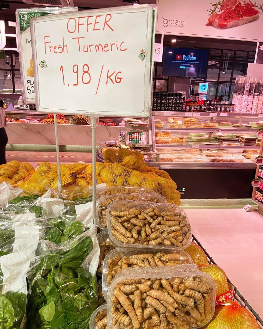 荒尾茉紀さんのインスタグラム写真 - (荒尾茉紀Instagram)「これ何だと思いますか❓私は虫かと思った😳答えは2枚目に…（笑）他にも、見たことのない野菜が売ってあったり、冬なのにマンゴーがあったり、海外のスーパーはワクワクの宝庫😊🎶ただ、牛乳が常温で販売されてるのは衝撃😱  #マルタ #malta #ターメリック #turmeric #海外スーパーマーケット #supermarket」12月10日 2時18分 - maki.arao